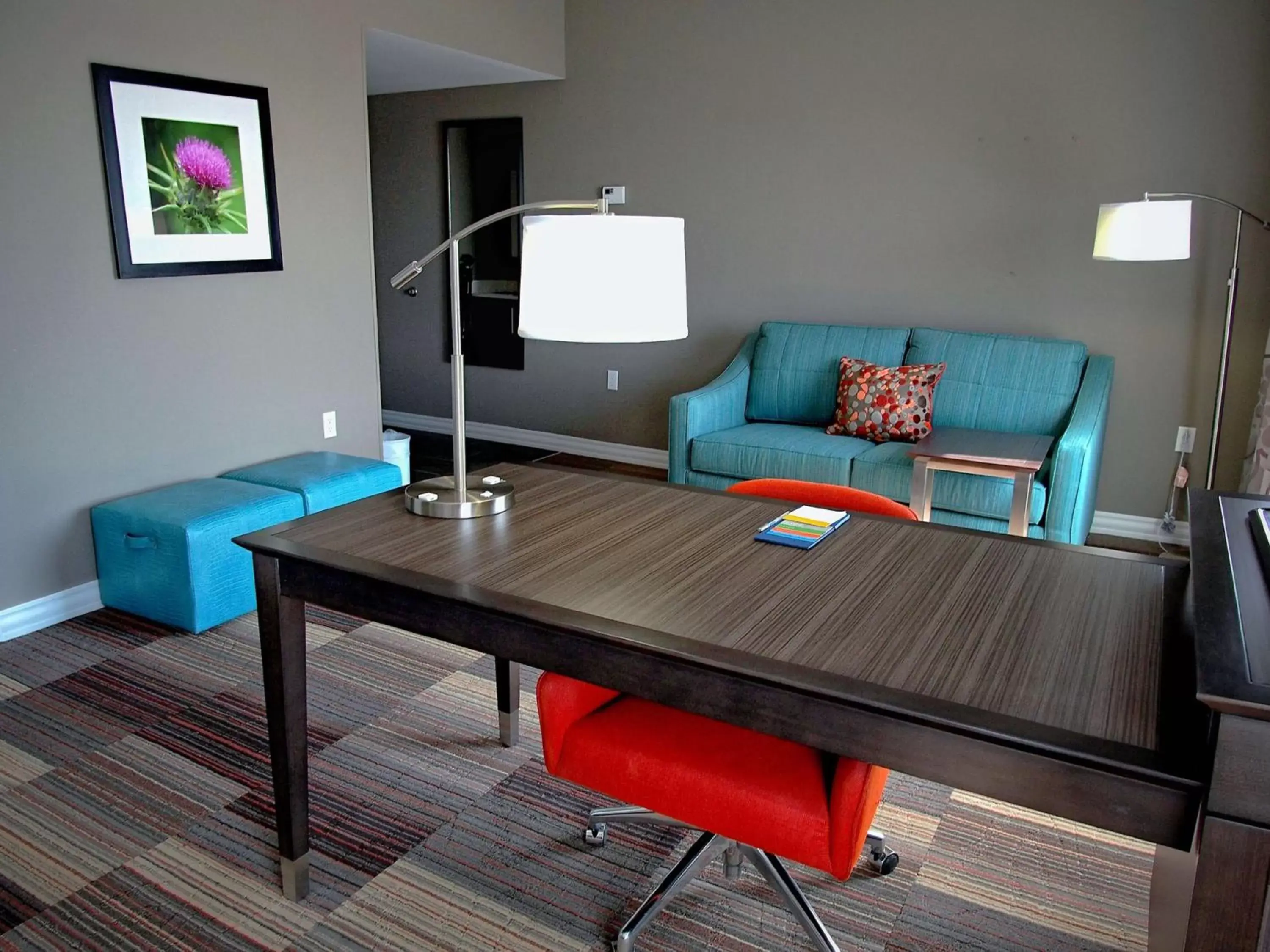 Bed, Seating Area in Hampton Inn & Suites-Moore