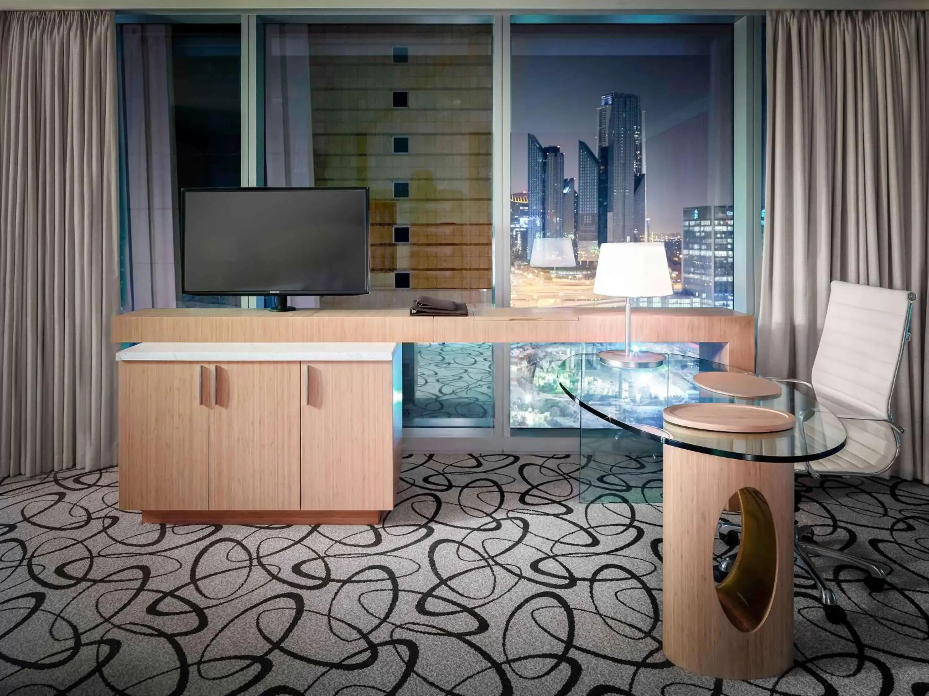 Bedroom, TV/Entertainment Center in Sofitel Dubai Downtown