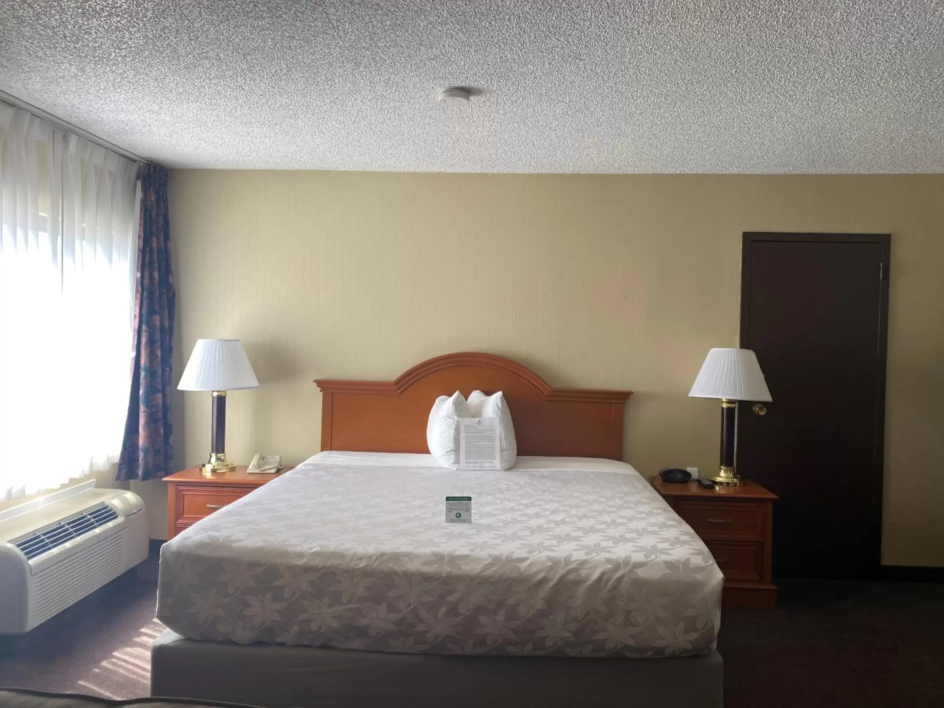 Bed in SureStay Plus Hotel by Best Western Reno Airport
