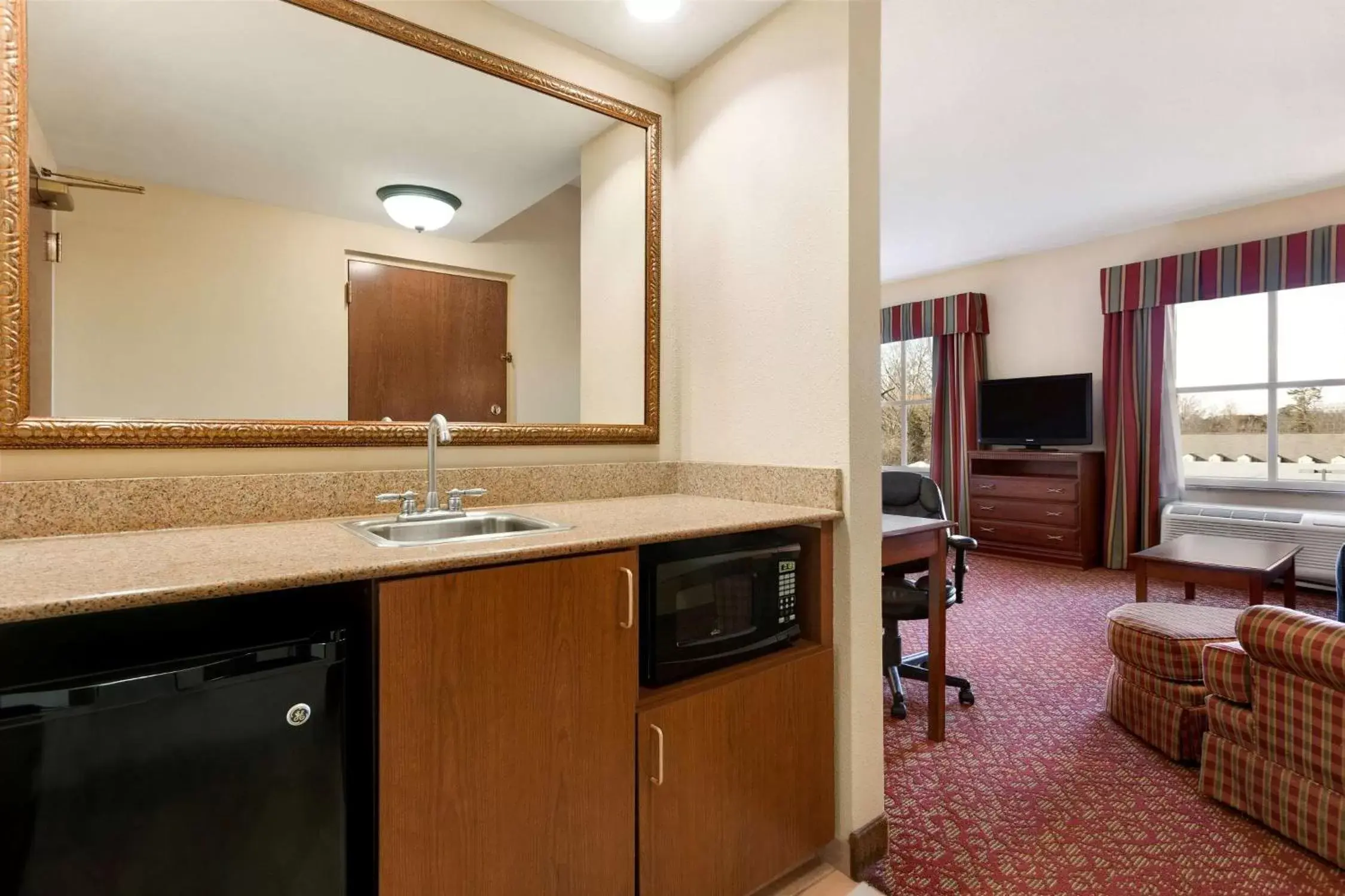 Kitchen or kitchenette, TV/Entertainment Center in Hampton Inn & Suites Williamsburg Historic District