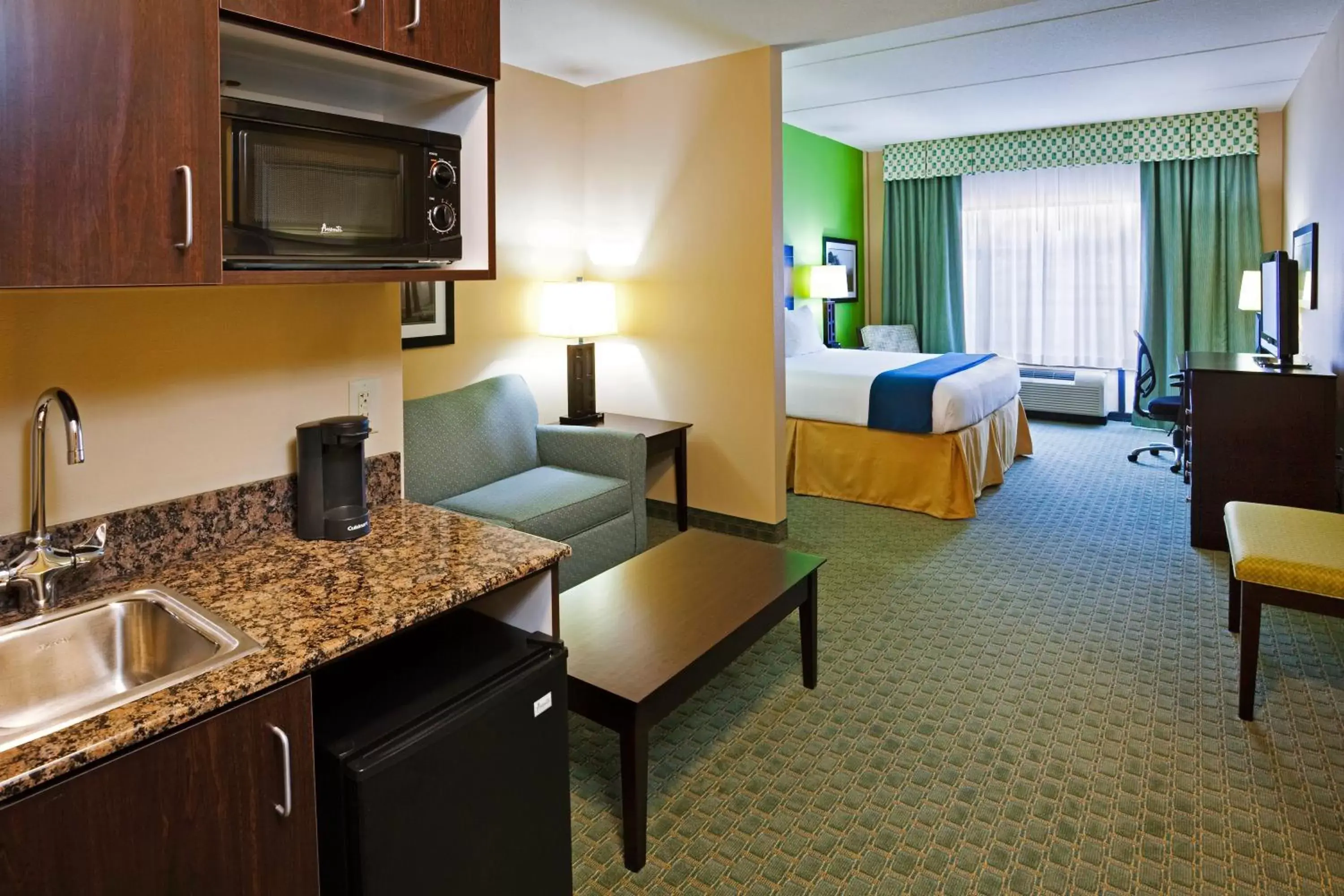 Photo of the whole room, Kitchen/Kitchenette in Holiday Inn Express Hotel & Suites Newport South, an IHG Hotel