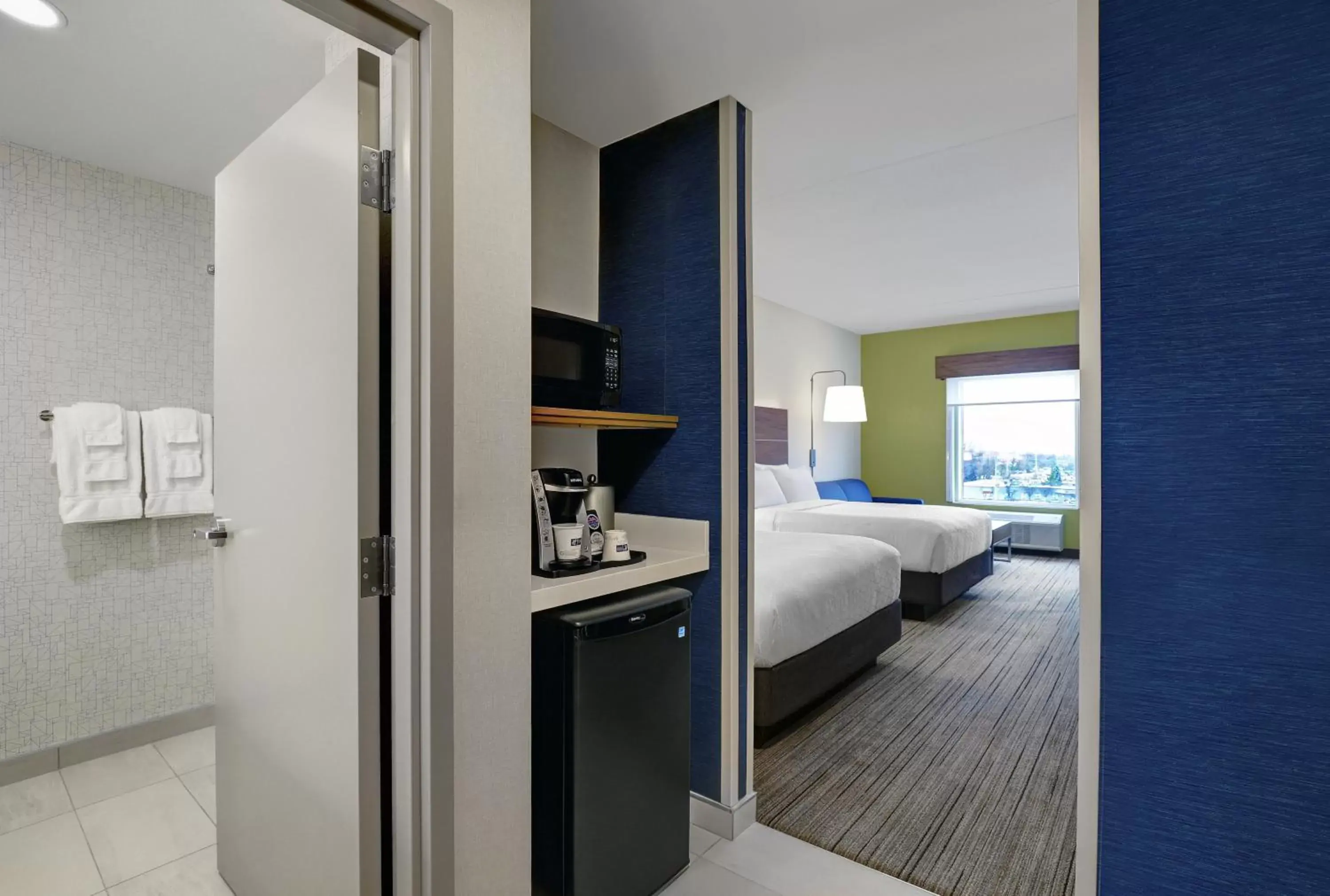 Photo of the whole room, Bed in Holiday Inn Express & Suites - Collingwood