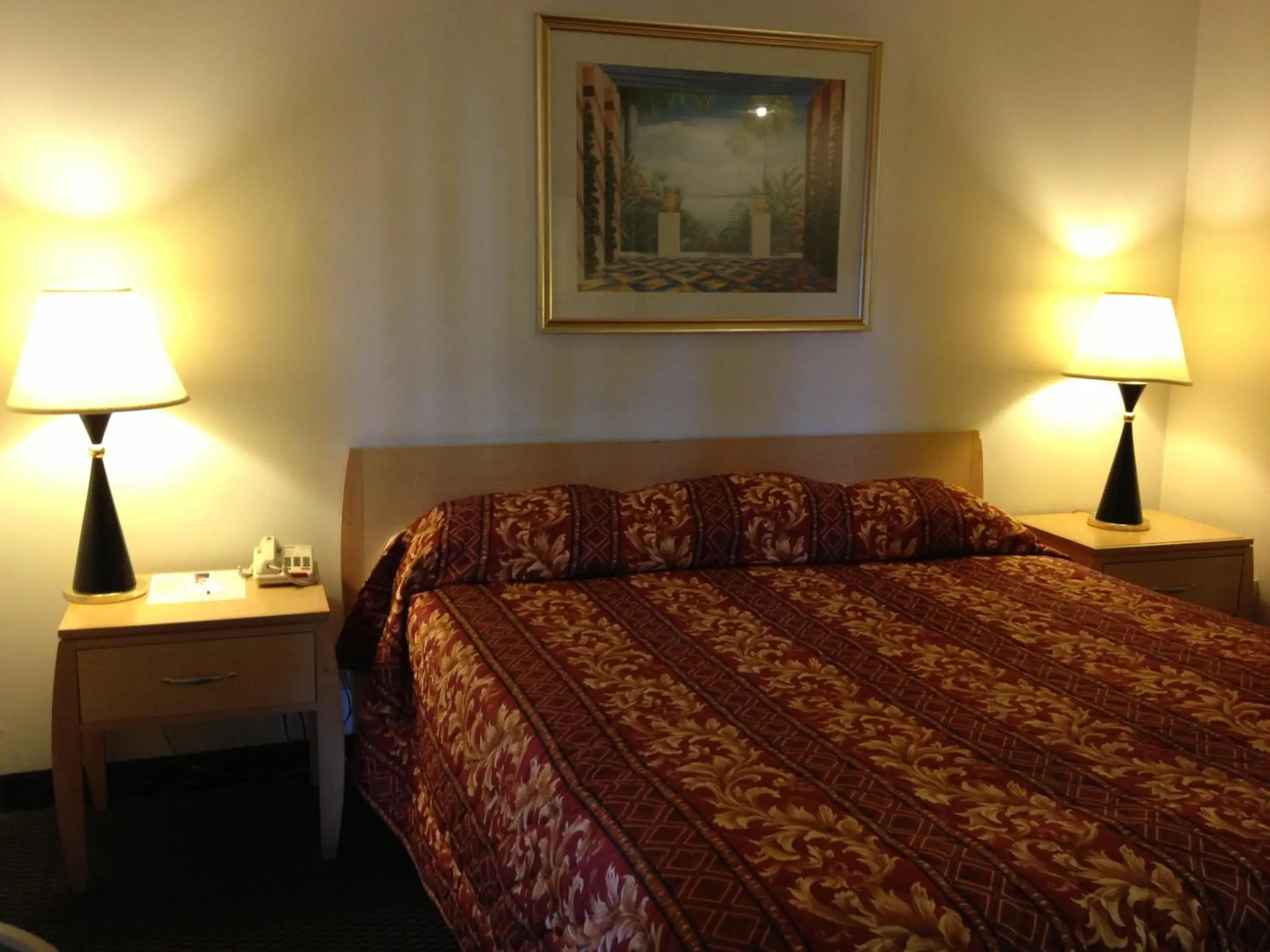 Bed in Riverside Inn & Suites