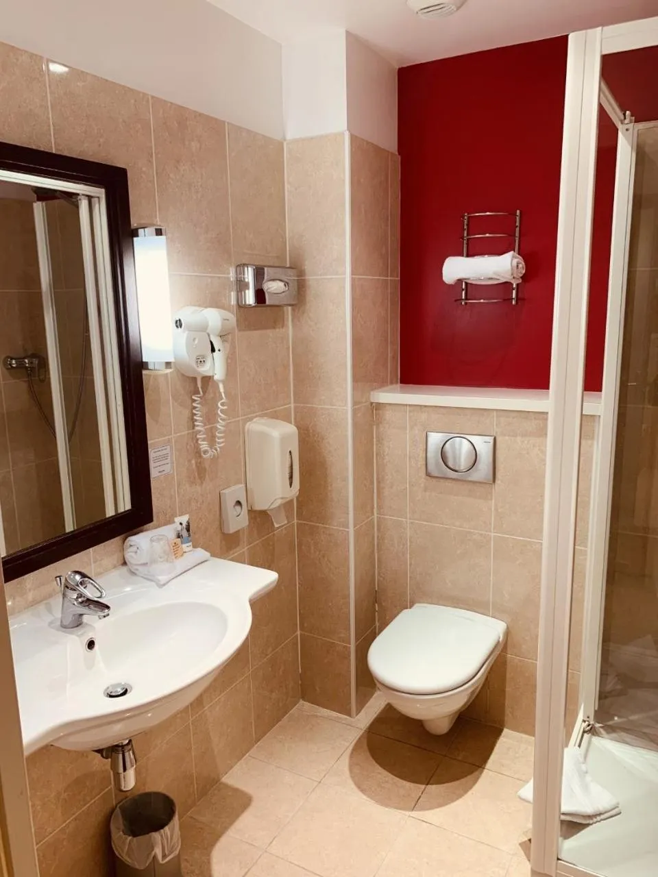 Toilet in Hotel Mercure Rennes Cesson