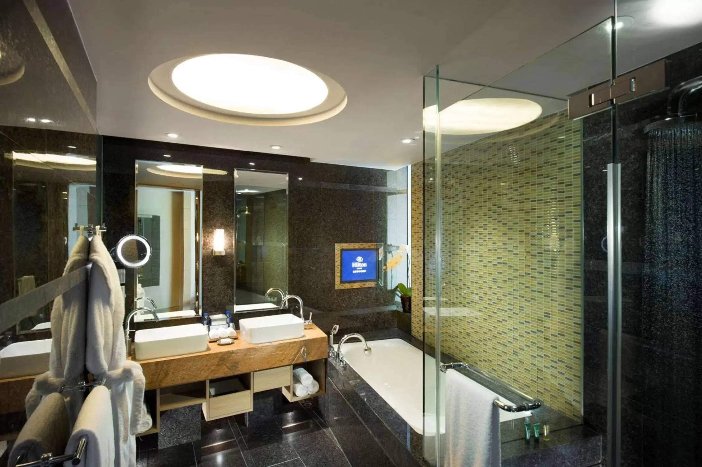 Bathroom, Restaurant/Places to Eat in Hilton Beijing Hotel