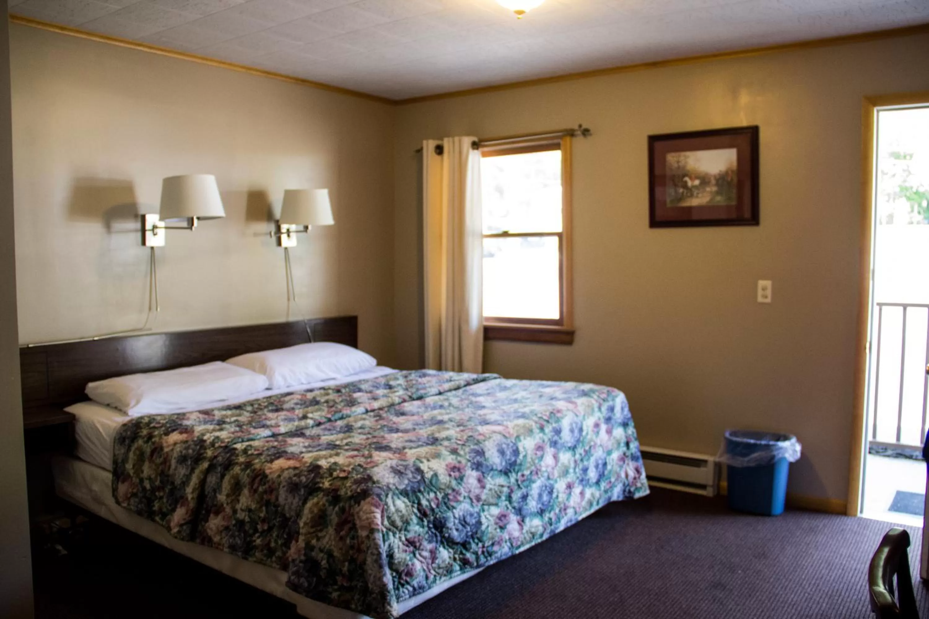 Bed in Fran Cove Motel