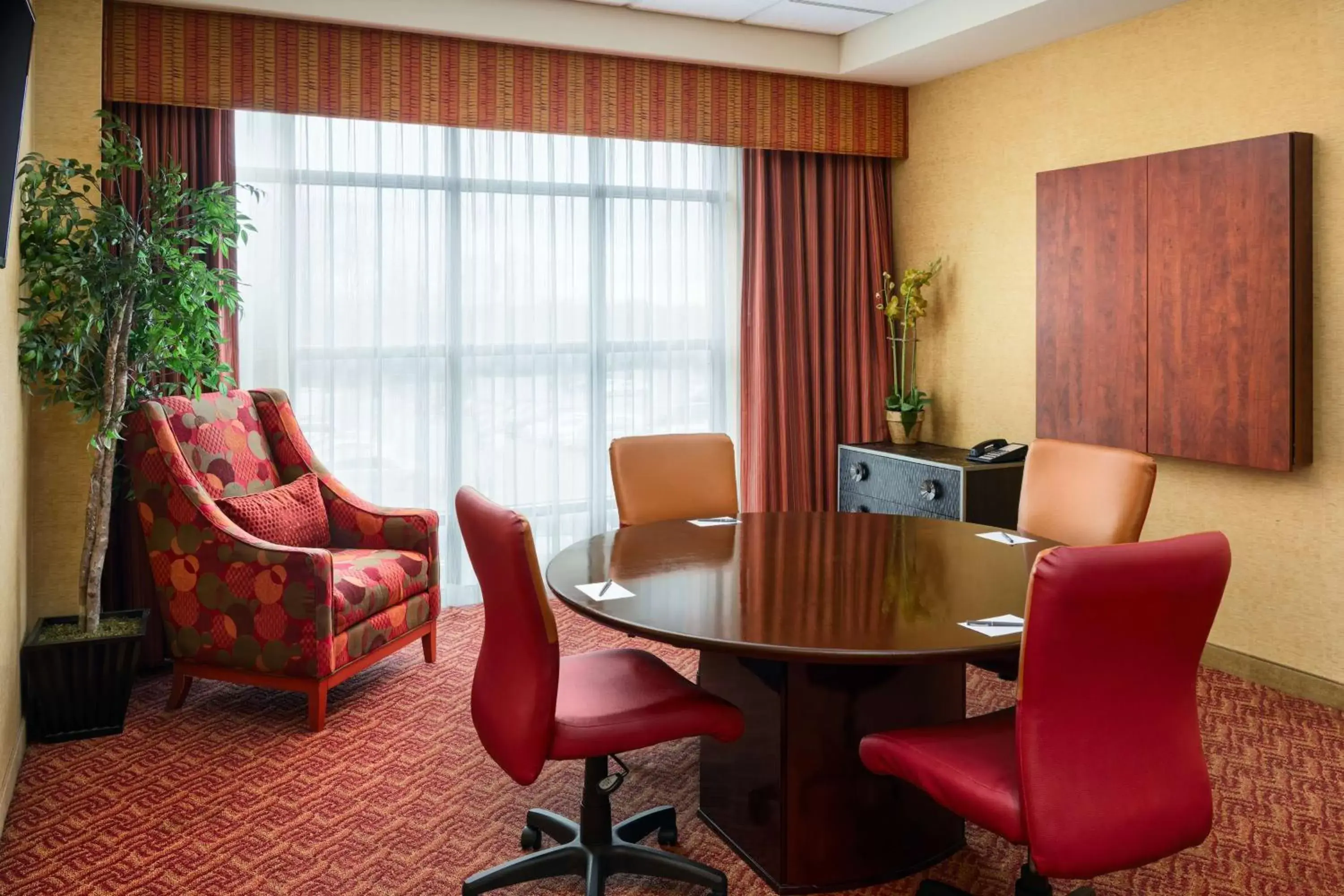 Living room in Embassy Suites by Hilton Charlotte Concord Golf Resort & Spa