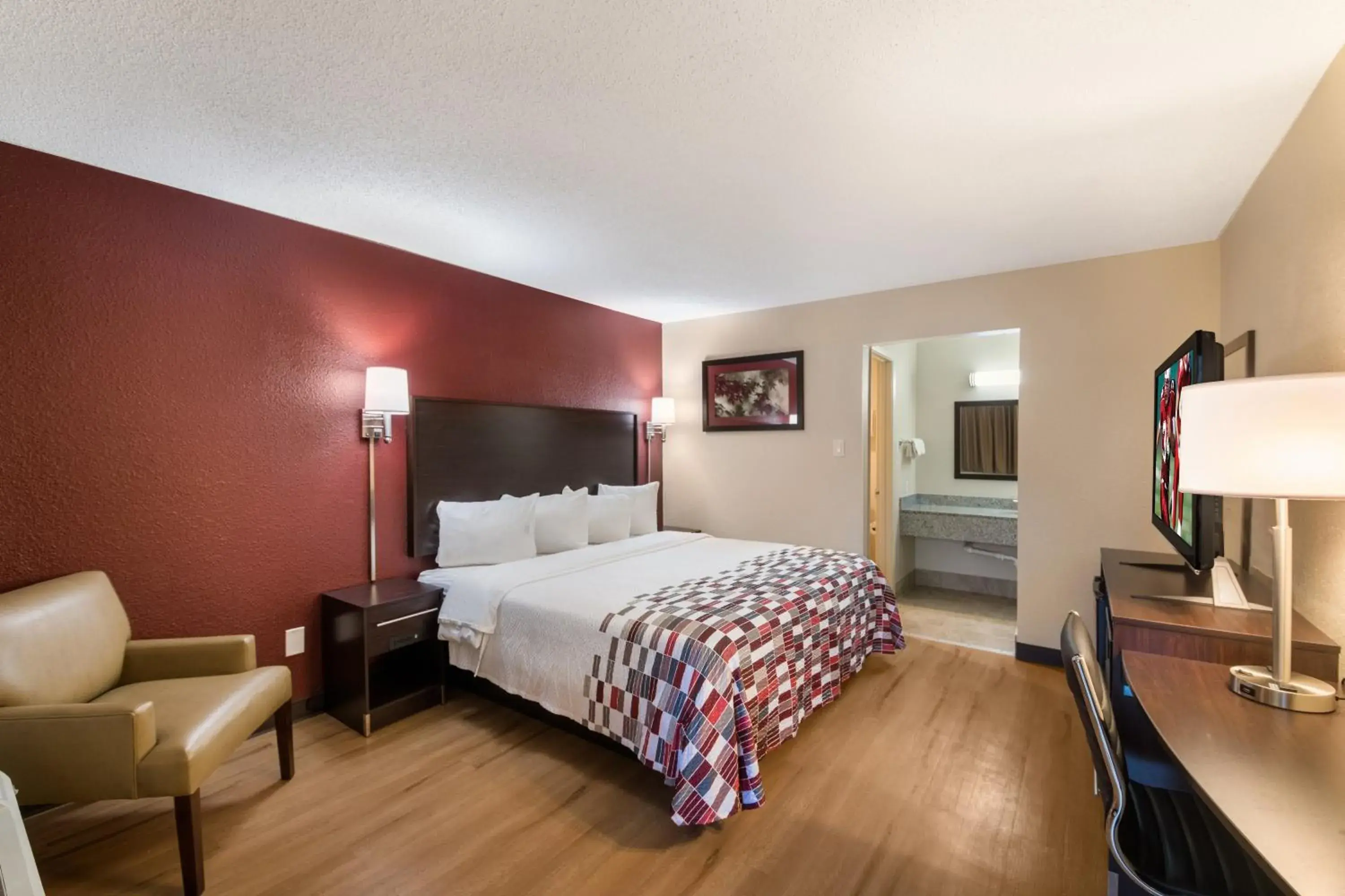 Photo of the whole room, Bed in Red Roof Inn Temple