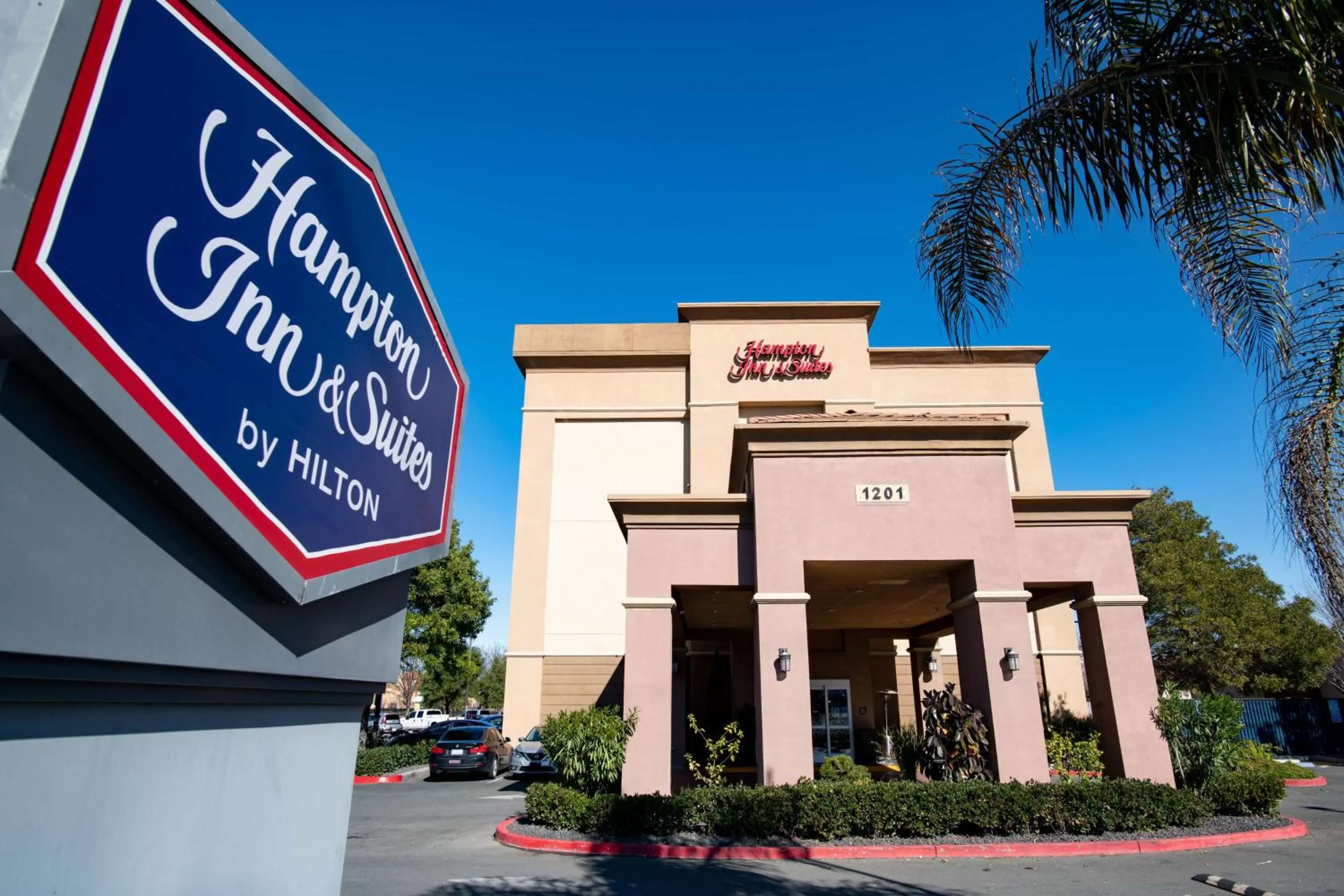 Property building in Hampton Inn & Suites Pittsburg