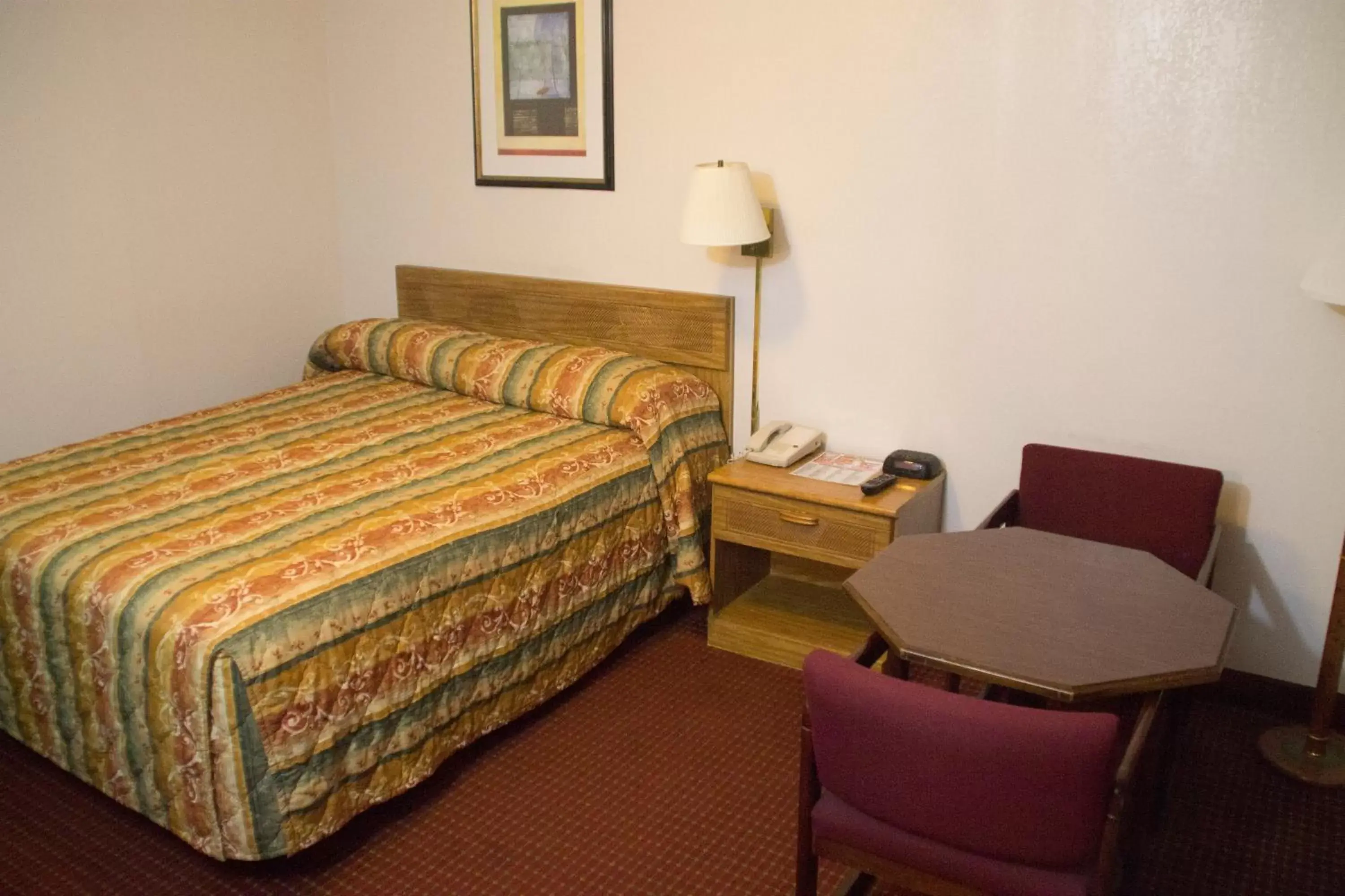 Photo of the whole room, Bed in Tazewell Motor Lodge