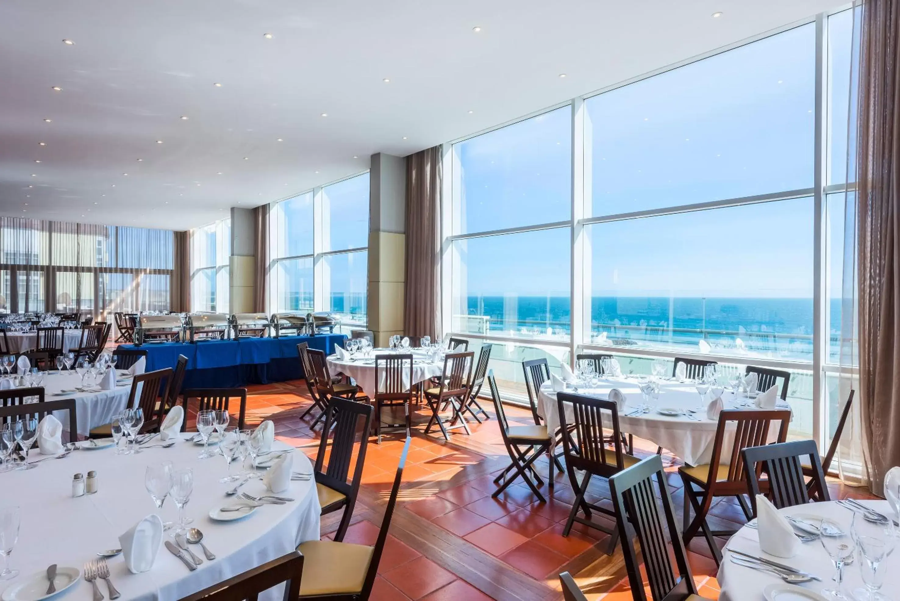 Restaurant/Places to Eat in TRYP by Wyndham Lisboa Caparica Mar