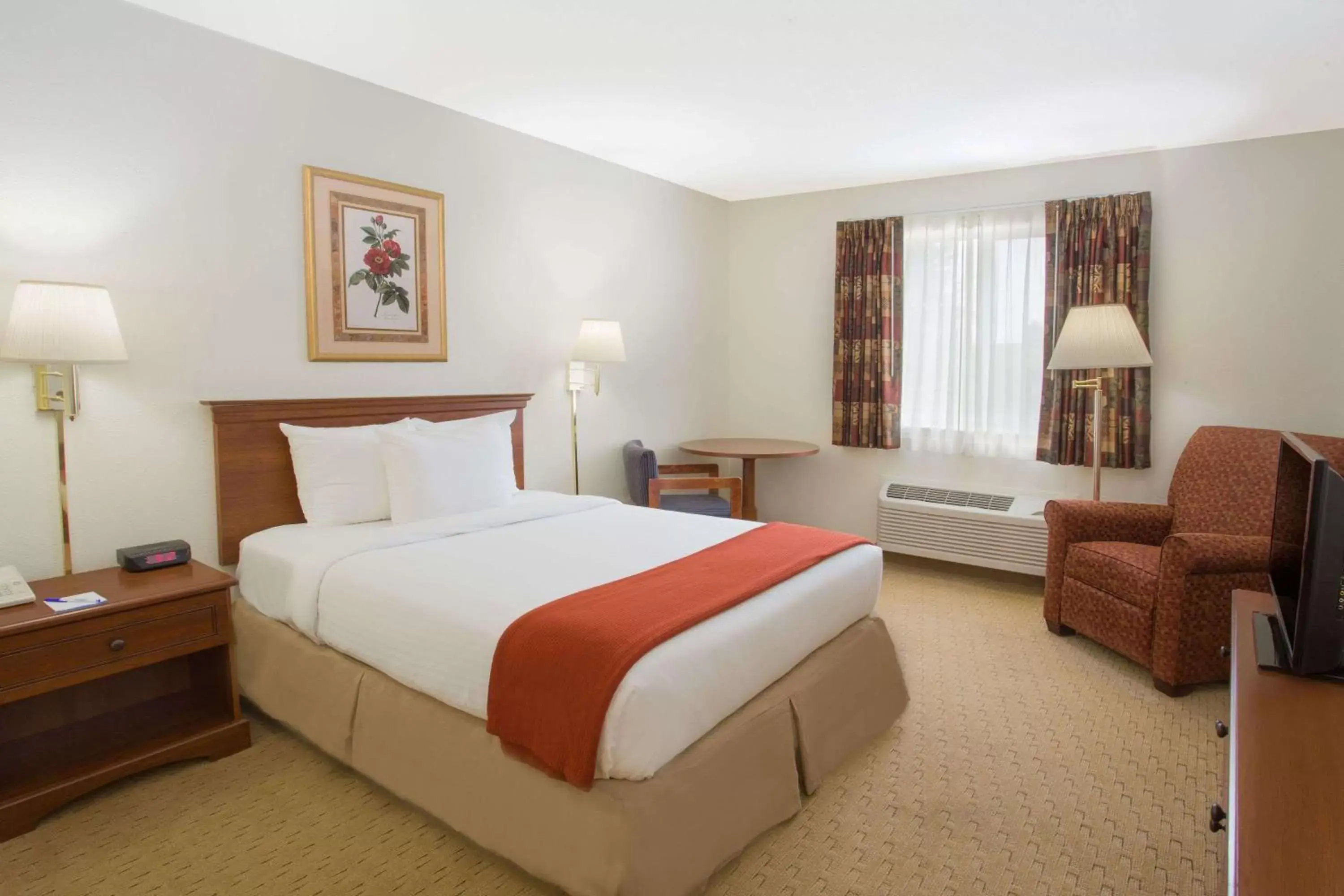 Photo of the whole room, Bed in Baymont by Wyndham Freeport