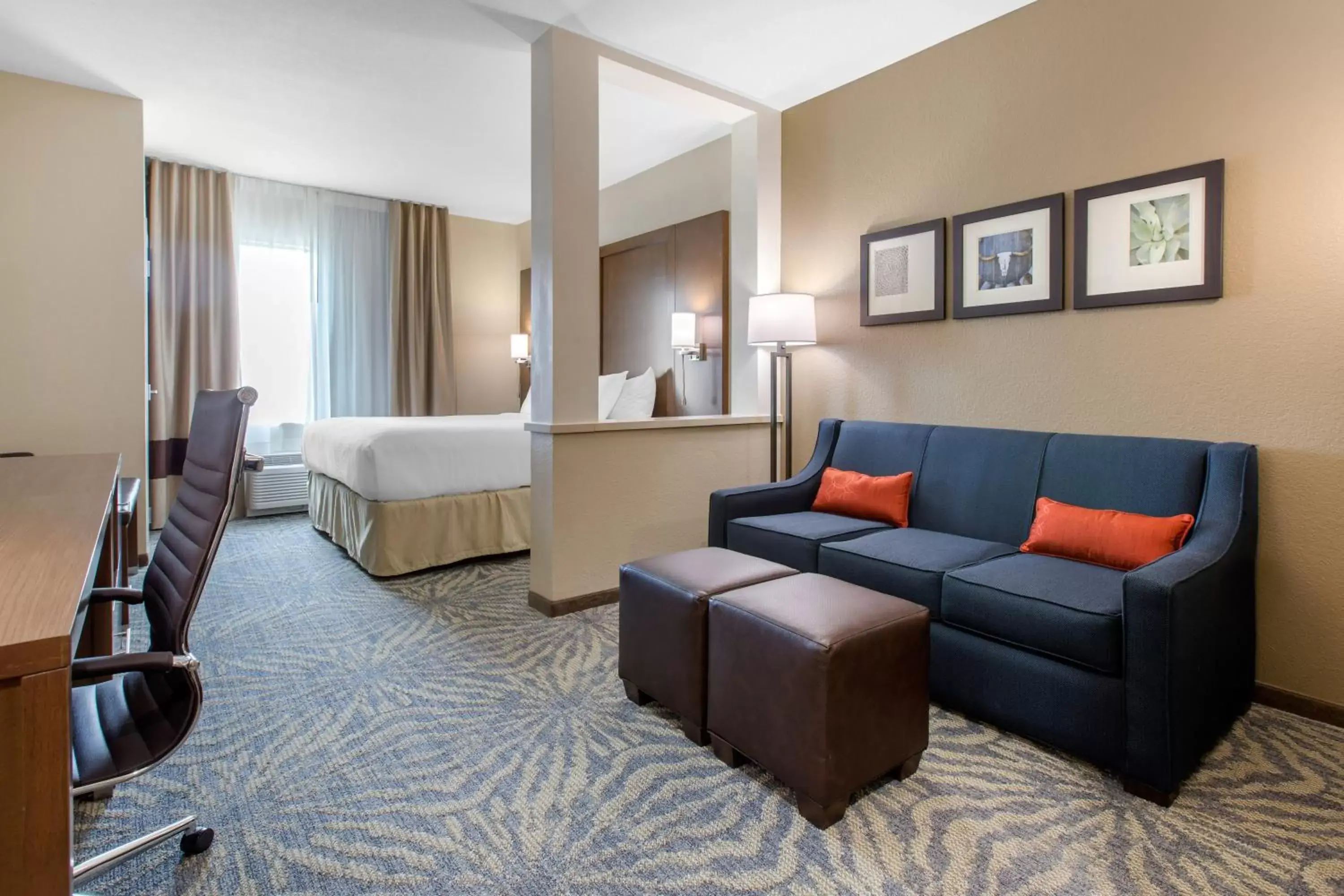 Bed, Seating Area in Comfort Suites - South Austin