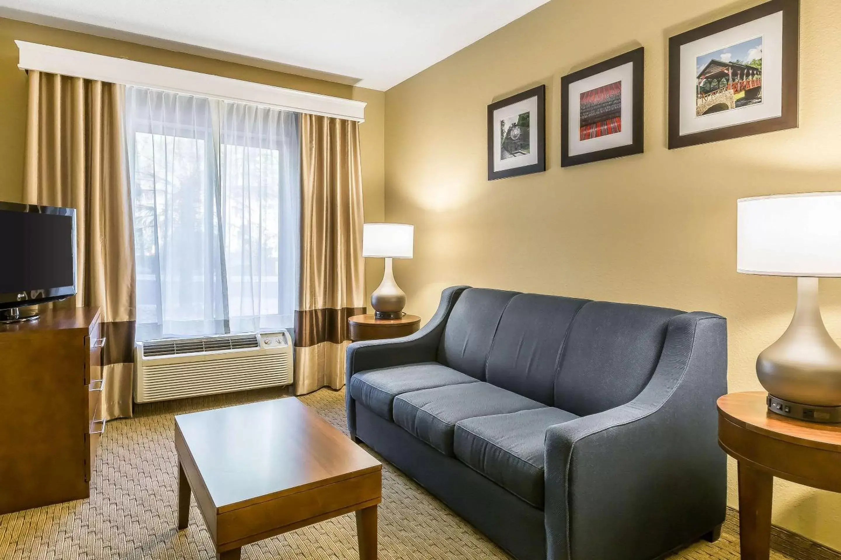 Photo of the whole room, Seating Area in Comfort Inn & Suites Dalton