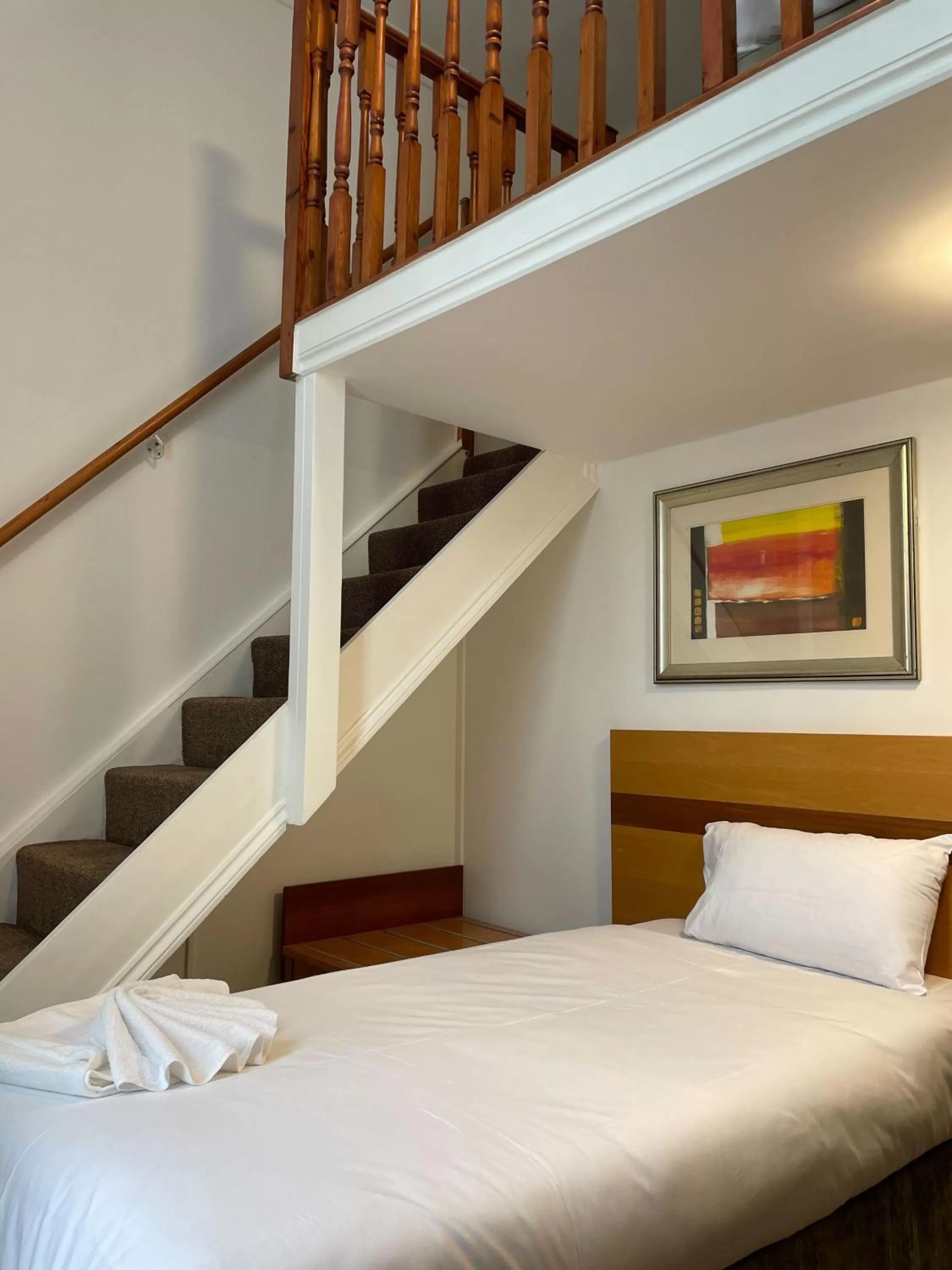 Bed in Pembridge Palace Hotel