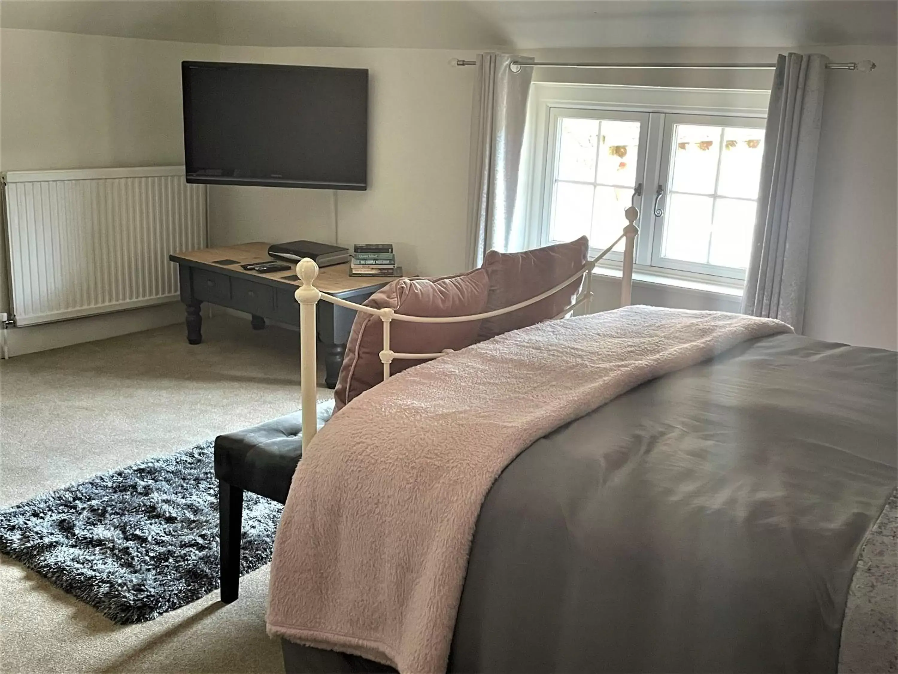 Bed, TV/Entertainment Center in The Dairyman Suite