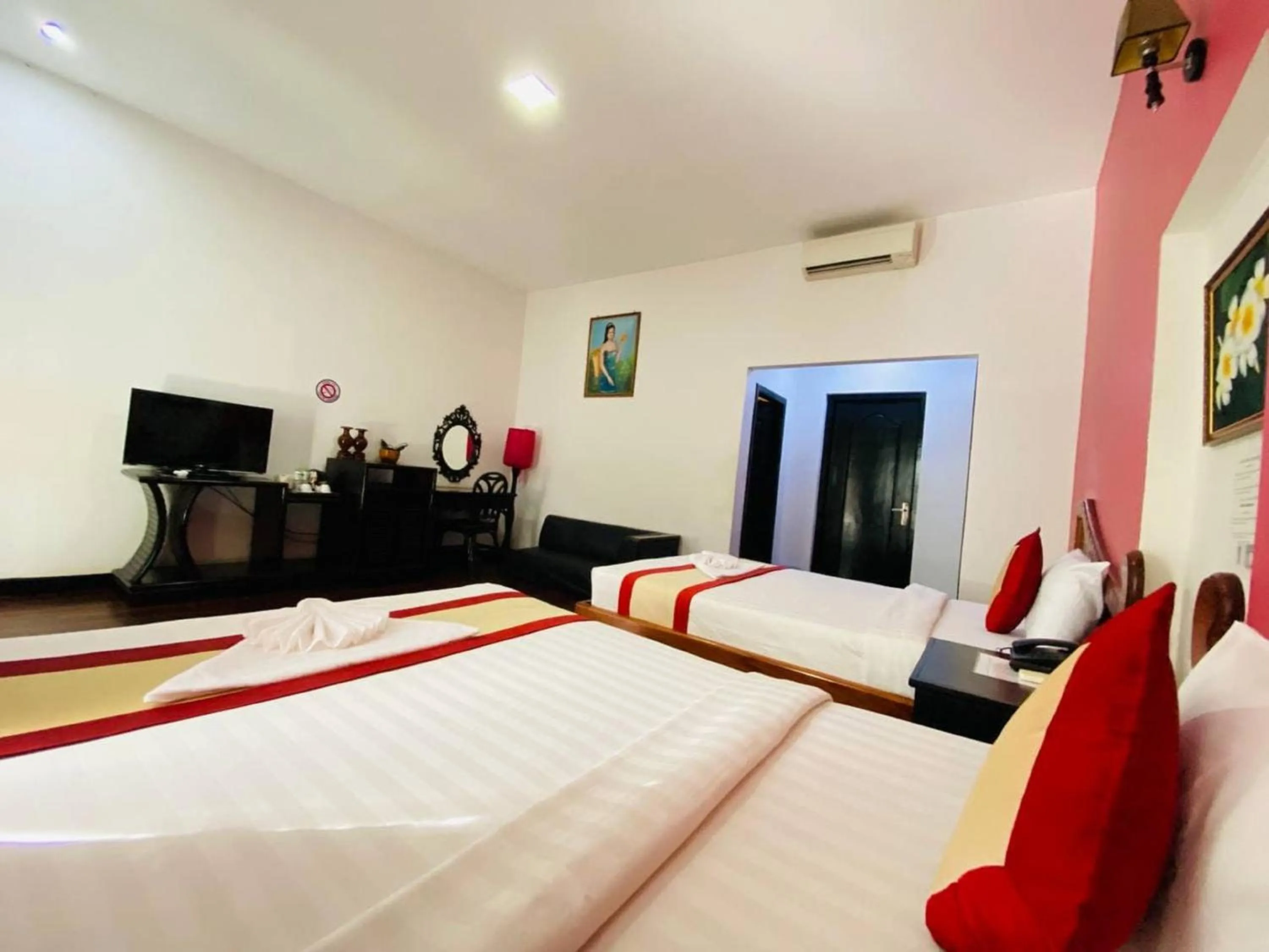 Photo of the whole room, Bed in Vimean Sovannaphoum Resort