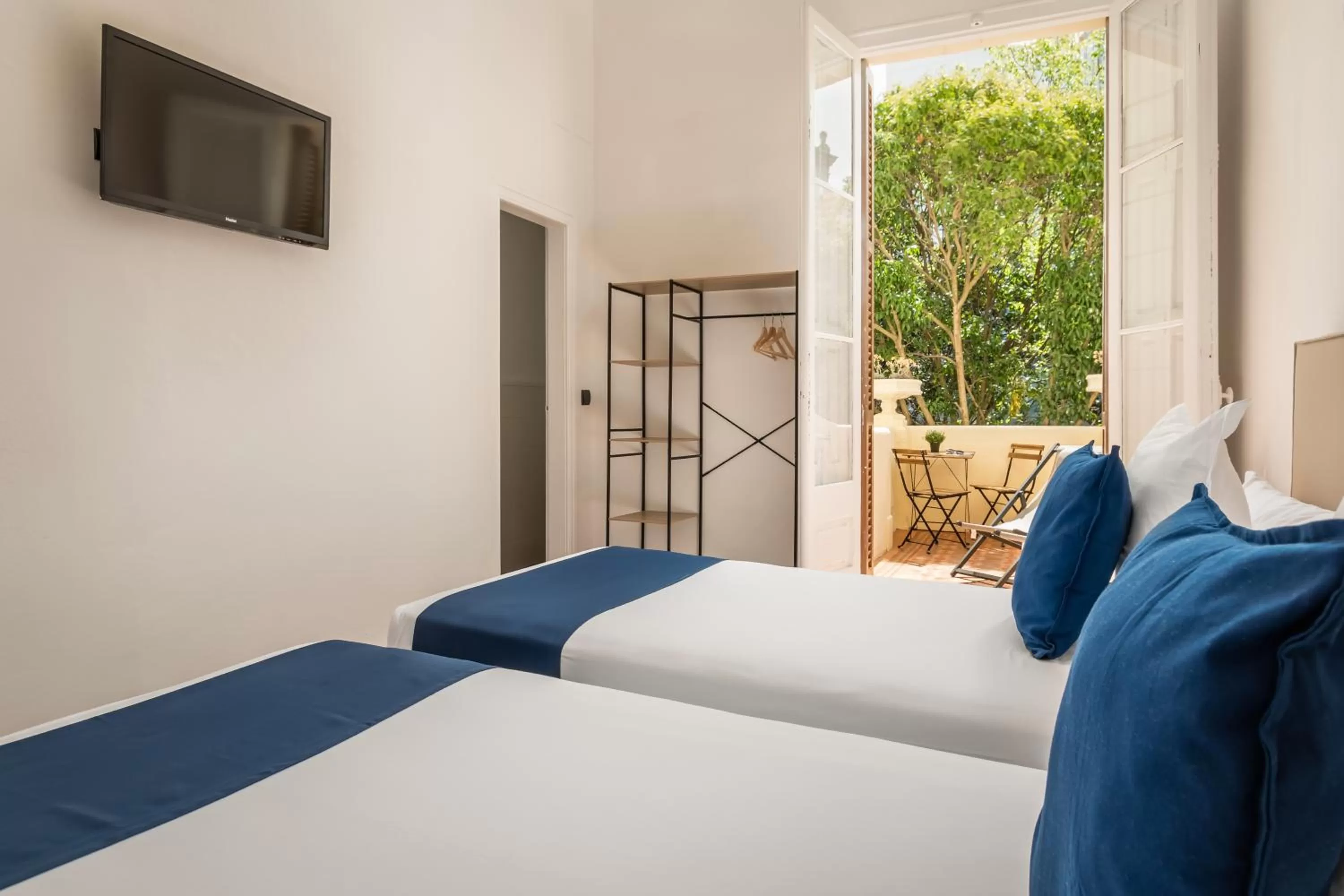 Photo of the whole room, Bed in Hotel Medium Sitges 1883