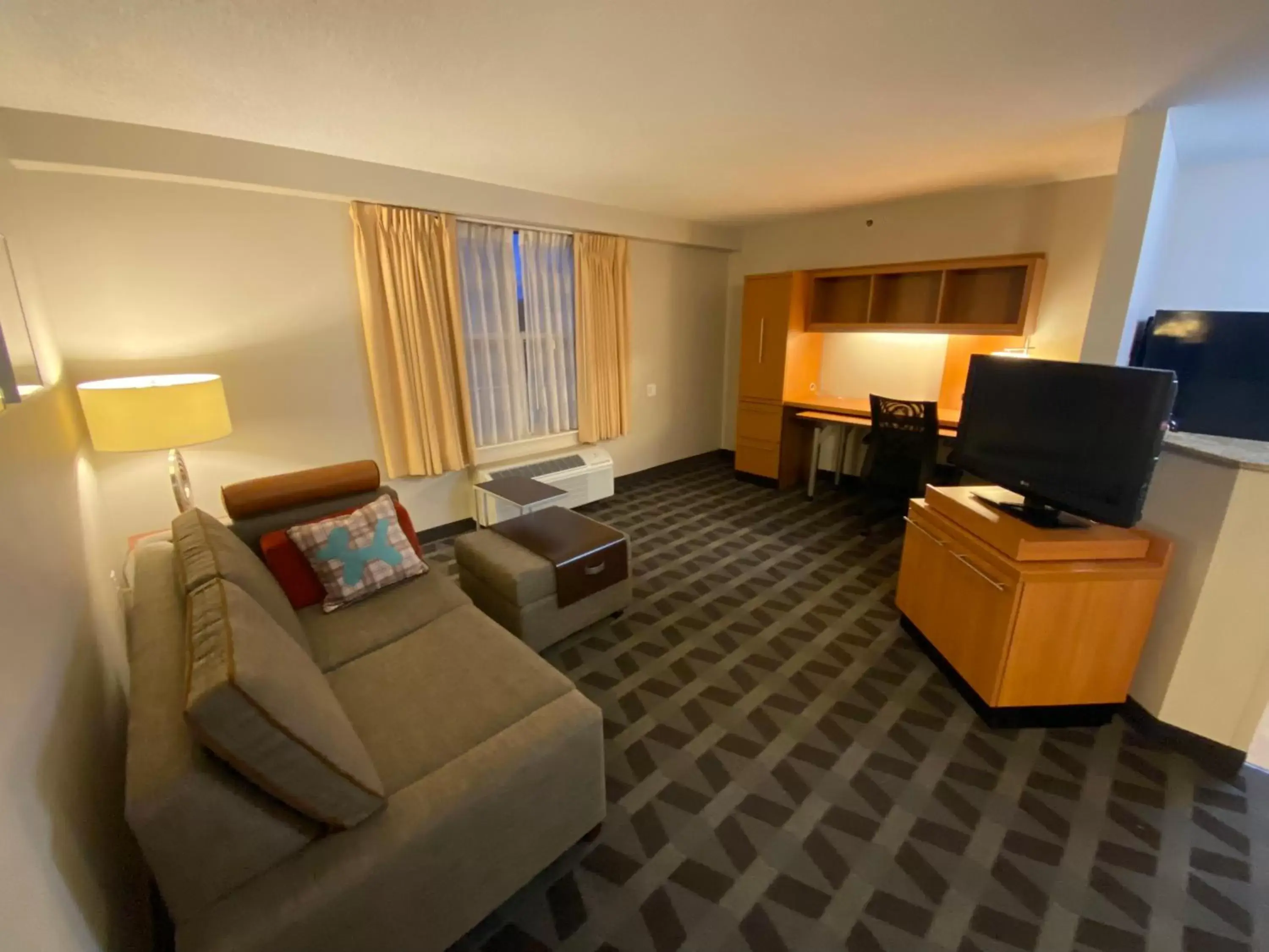 Living room, Seating Area in MainStay Suites Middleburg Heights Cleveland Airport