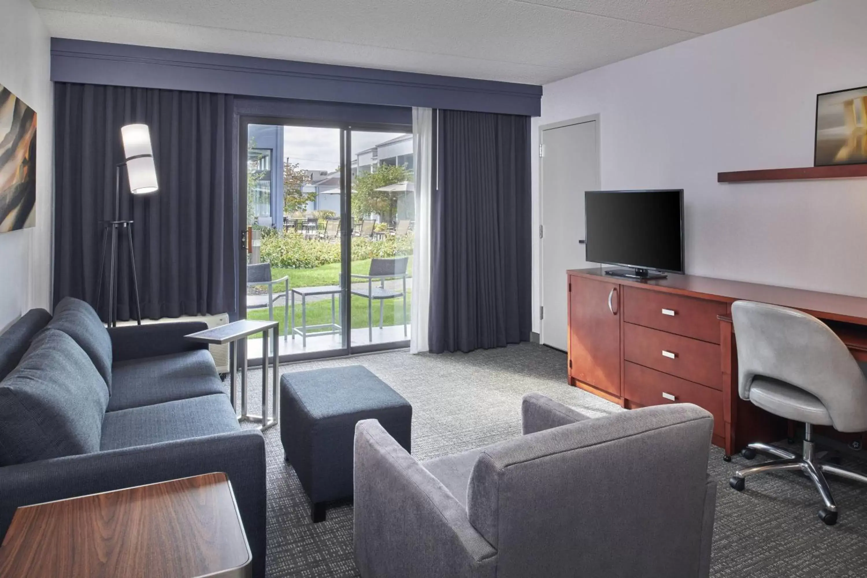 Photo of the whole room, Seating Area in Courtyard by Marriott Detroit Troy