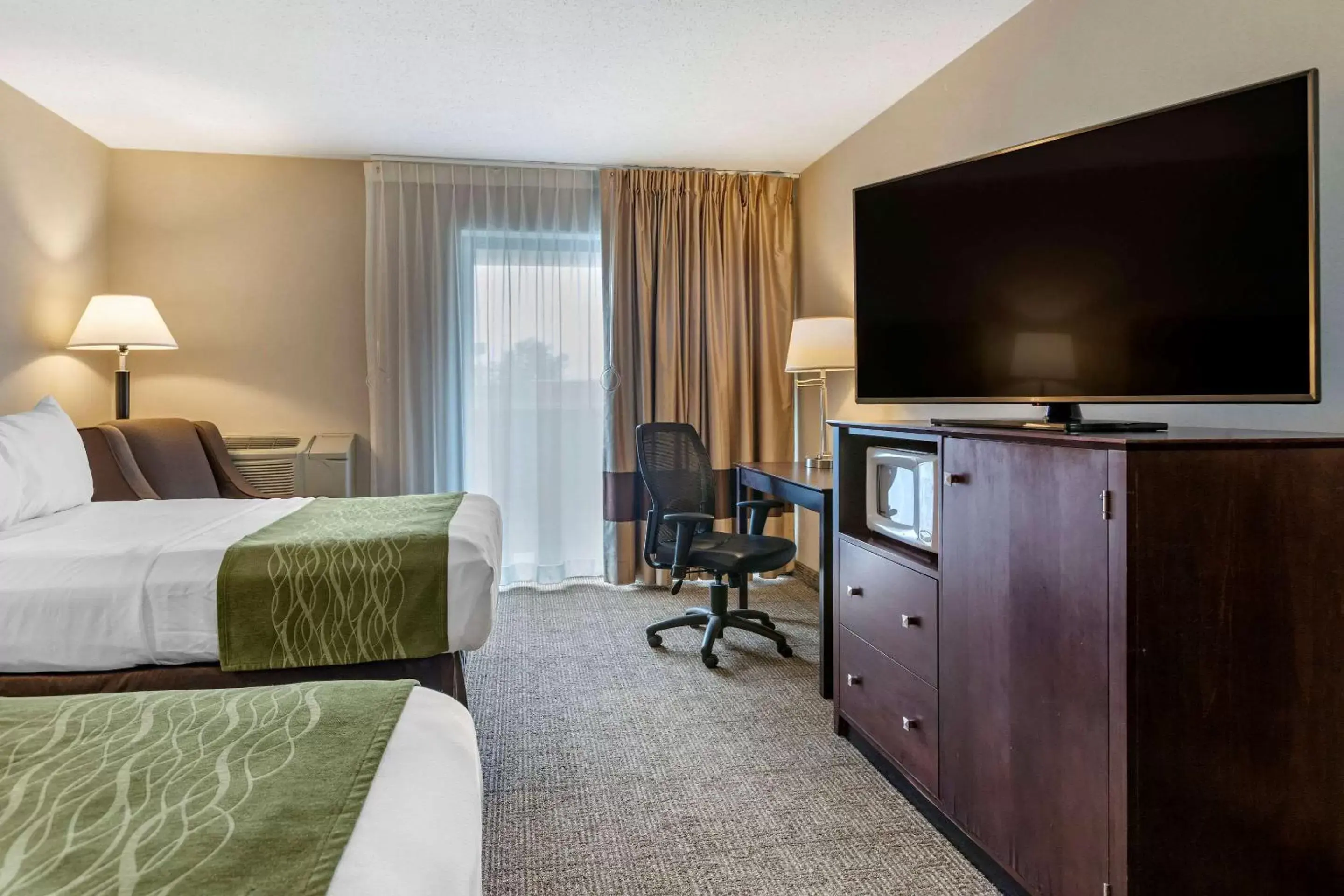 Photo of the whole room, TV/Entertainment Center in Comfort Inn Lansing