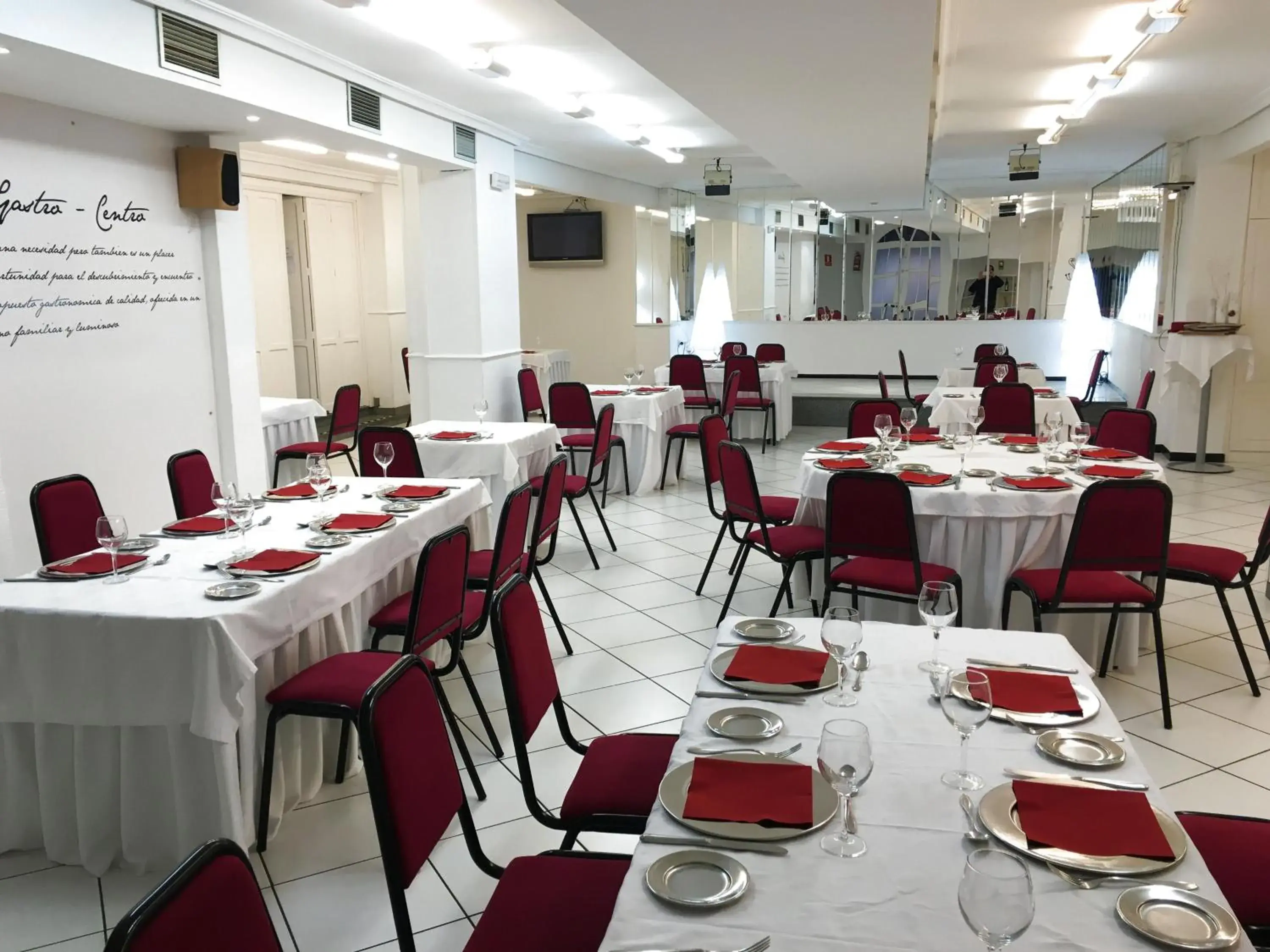 Restaurant/Places to Eat in Hotel El Emigrante