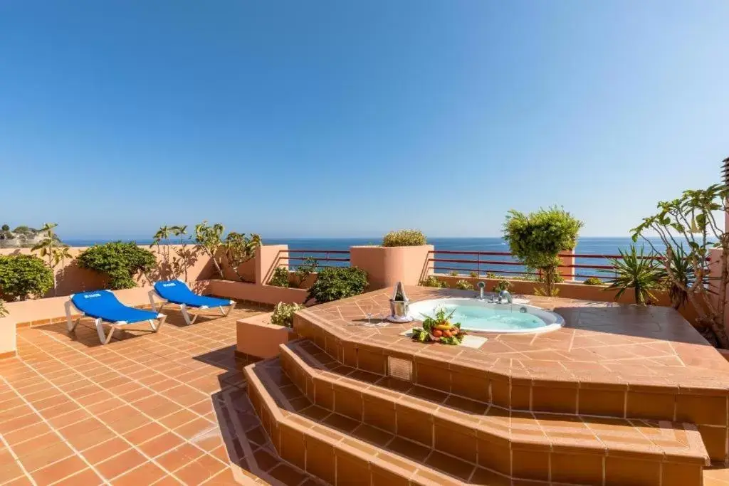 Hot Tub, Swimming Pool in Ibersol Almuñecar Beach & Spa Hotel