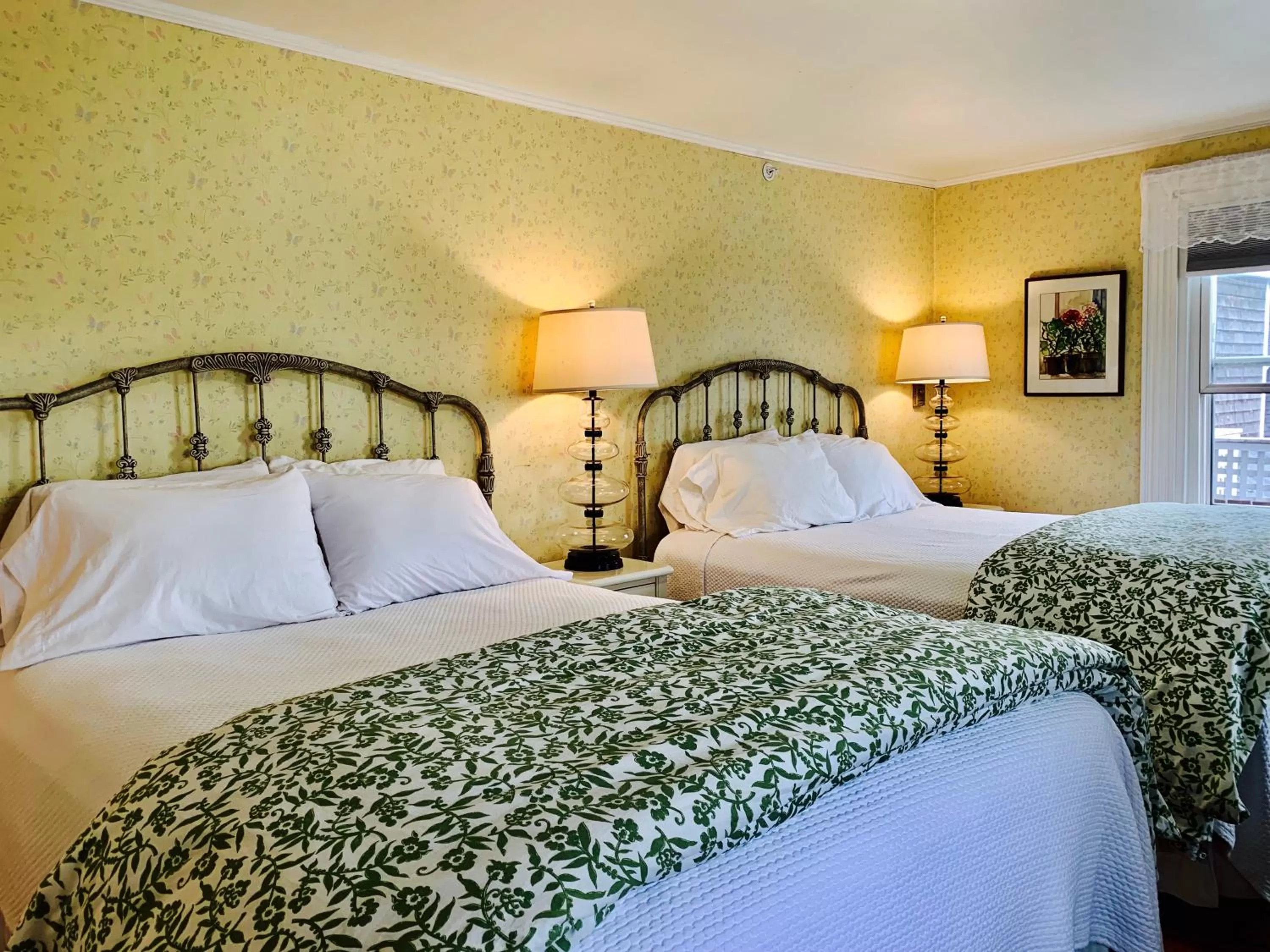Queen Room with Two Queen Beds - The Brothers in Seaside Inn