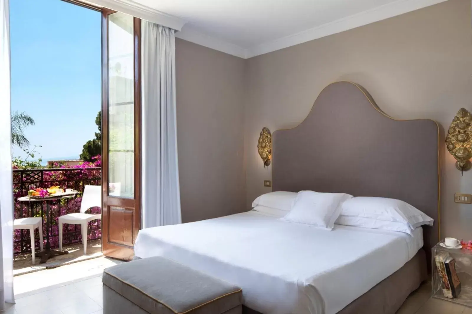 Photo of the whole room, Bed in Hotel Villa Taormina