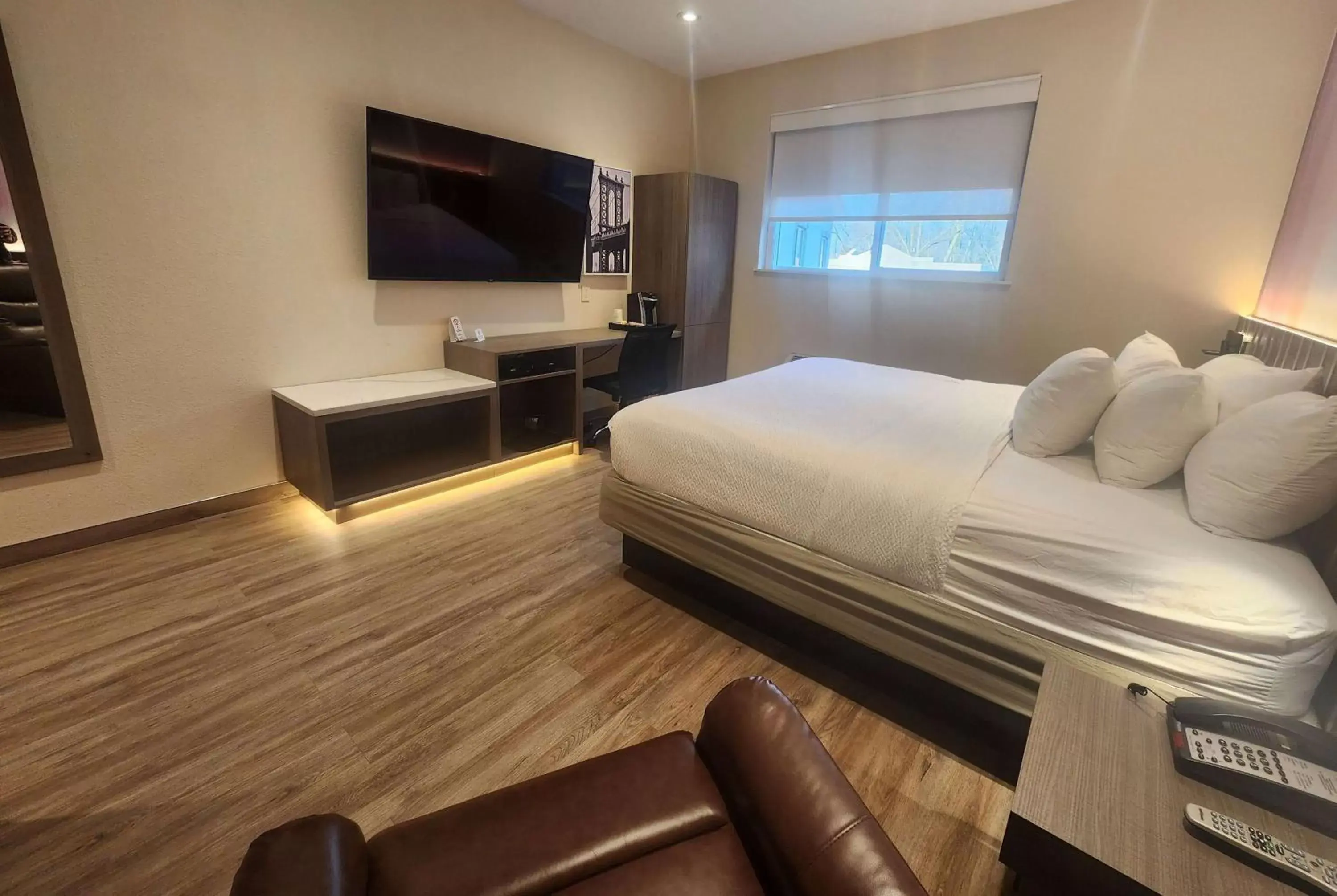 Bed, TV/Entertainment Center in Ramada by Wyndham Bronx