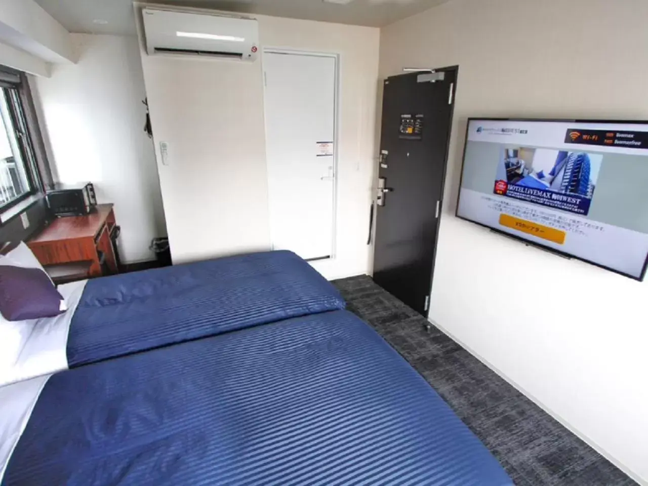 Bed, TV/Entertainment Center in HOTEL LiVEMAX Umeda WEST