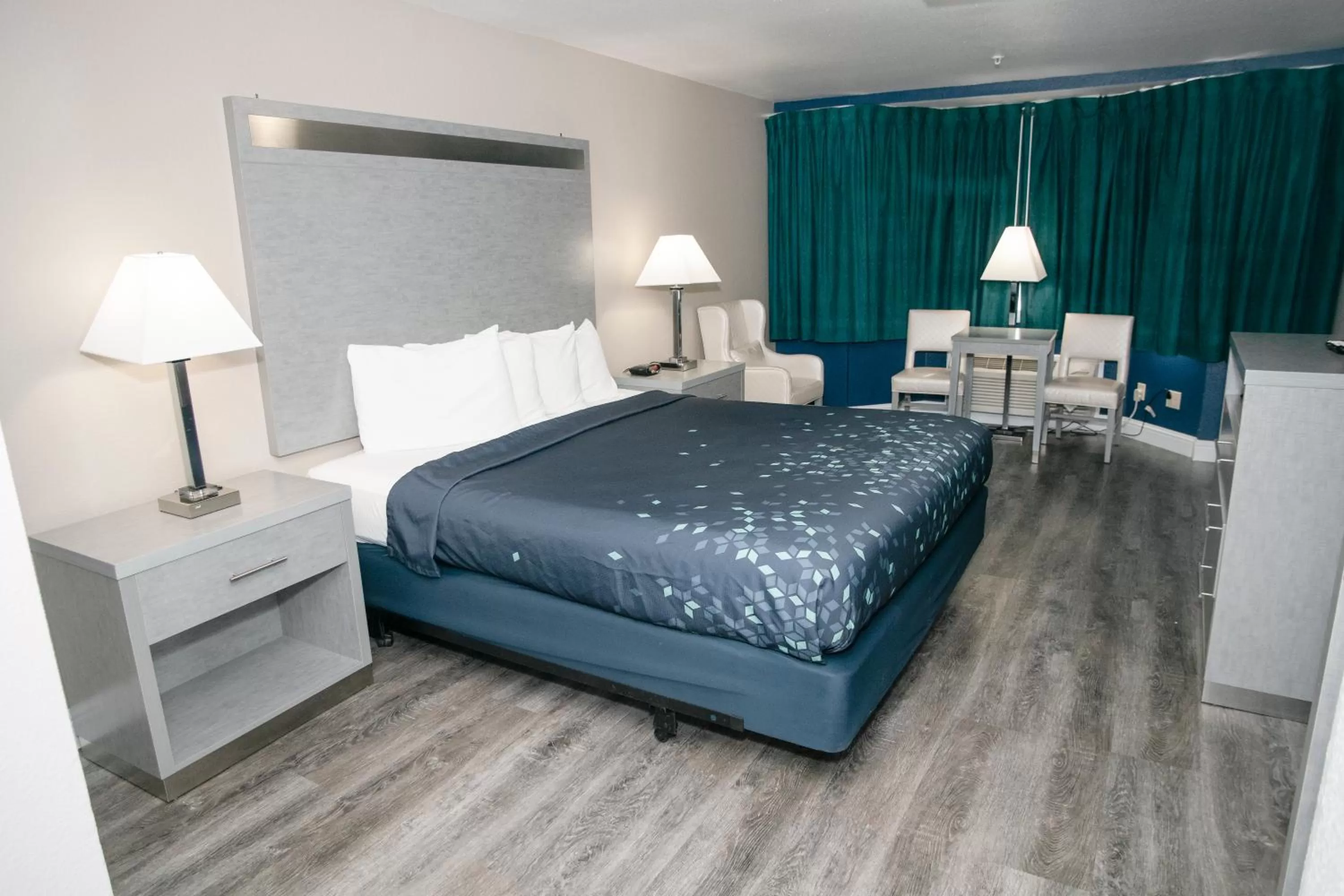 Bed in Anchor Beach Inn