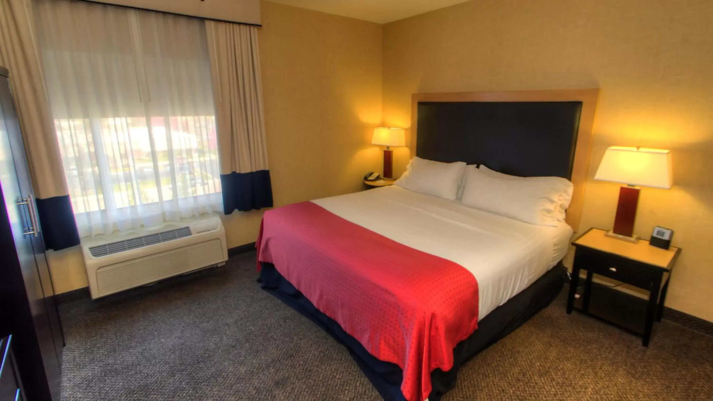 Photo of the whole room, Bed in Holiday Inn Boise Airport, an IHG Hotel