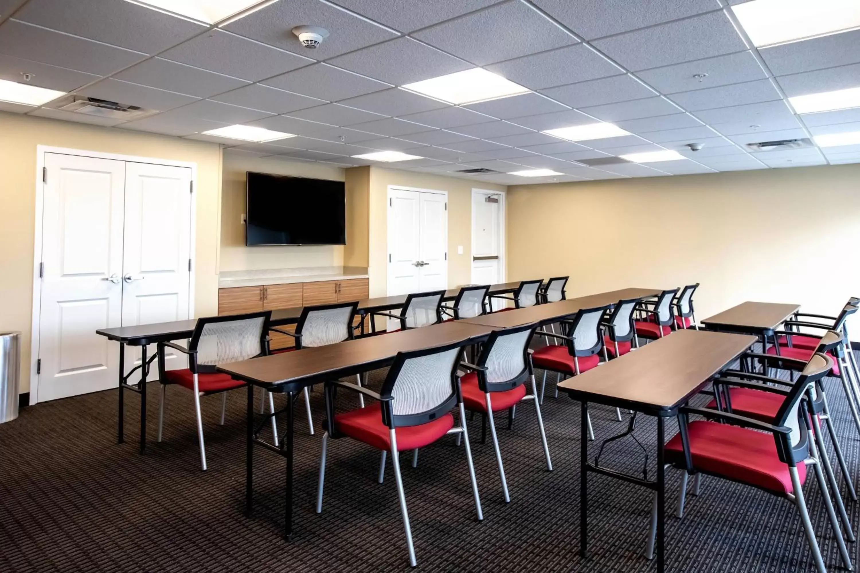 Meeting/conference room in TownePlace Suites by Marriott Louisville Airport