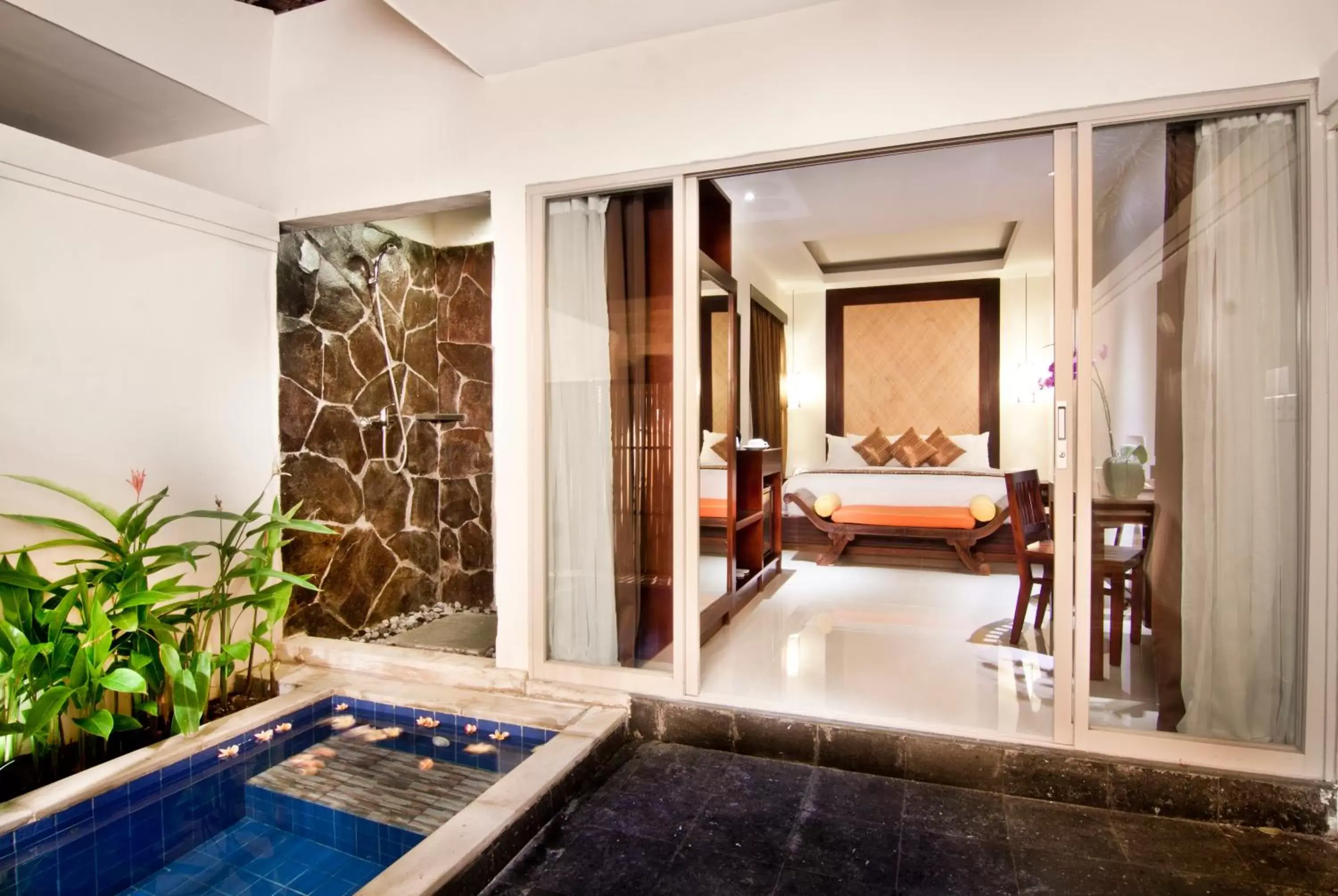 Photo of the whole room, Swimming Pool in Best Western Kuta Villa