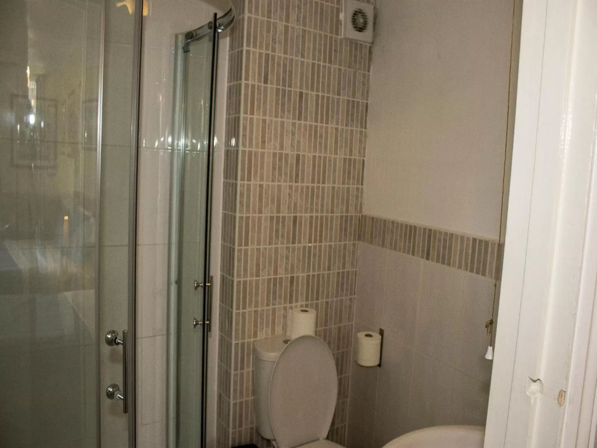 Bathroom in Cricklewood Lodge Hotel