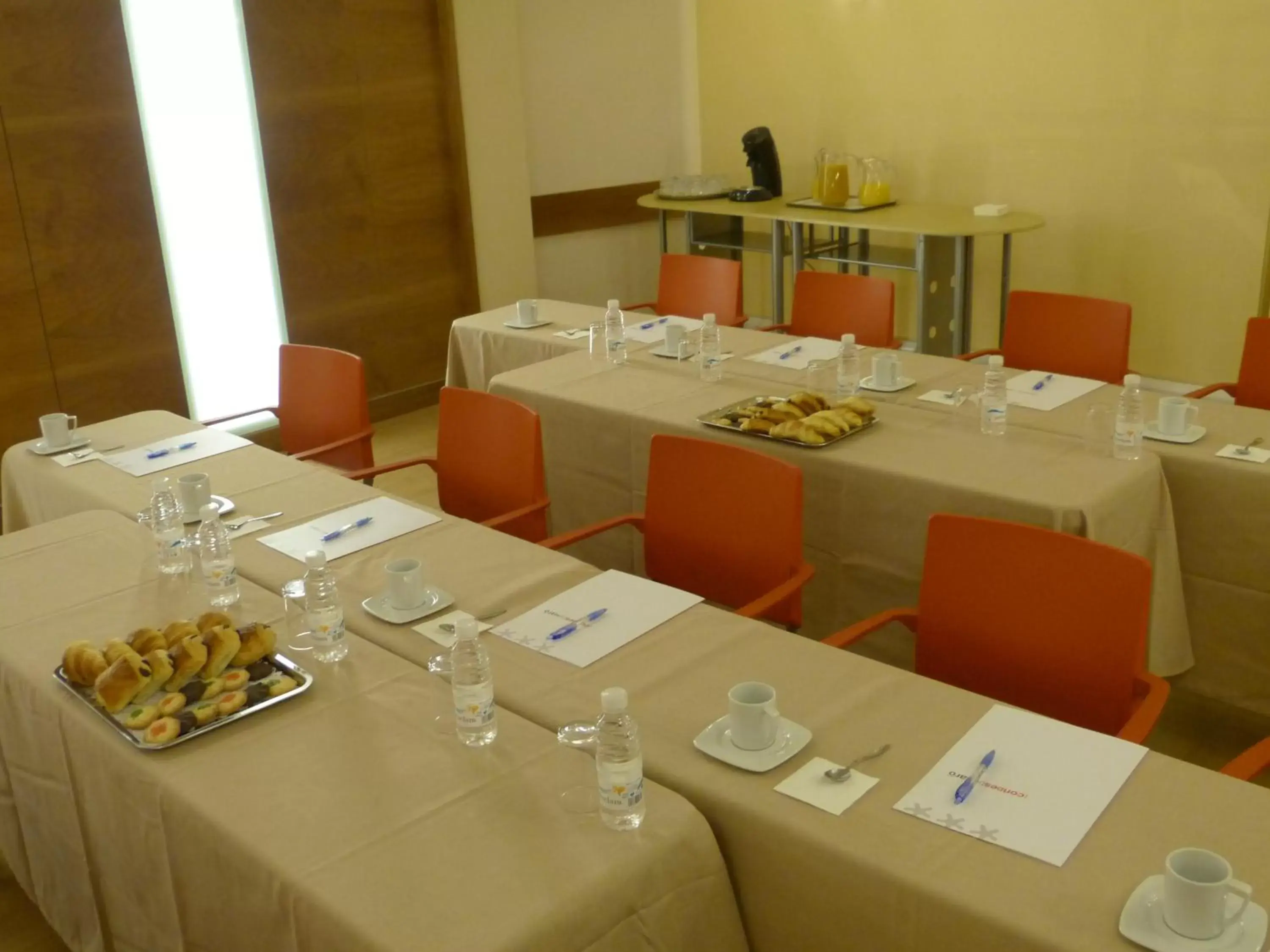 Business facilities, Restaurant/Places to Eat in Hotel Condes de Haro