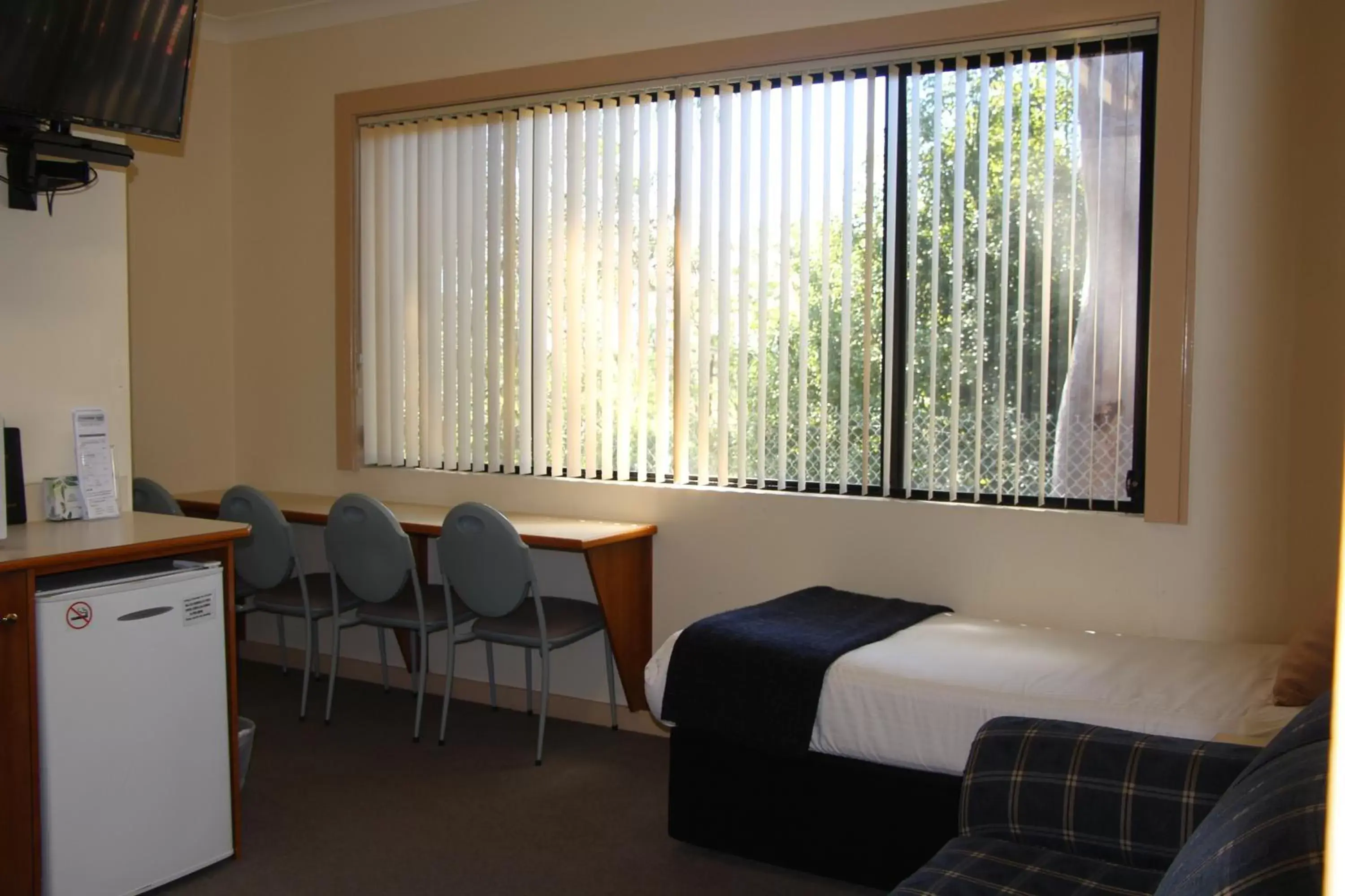 Bedroom in The Pioneer Way Motel