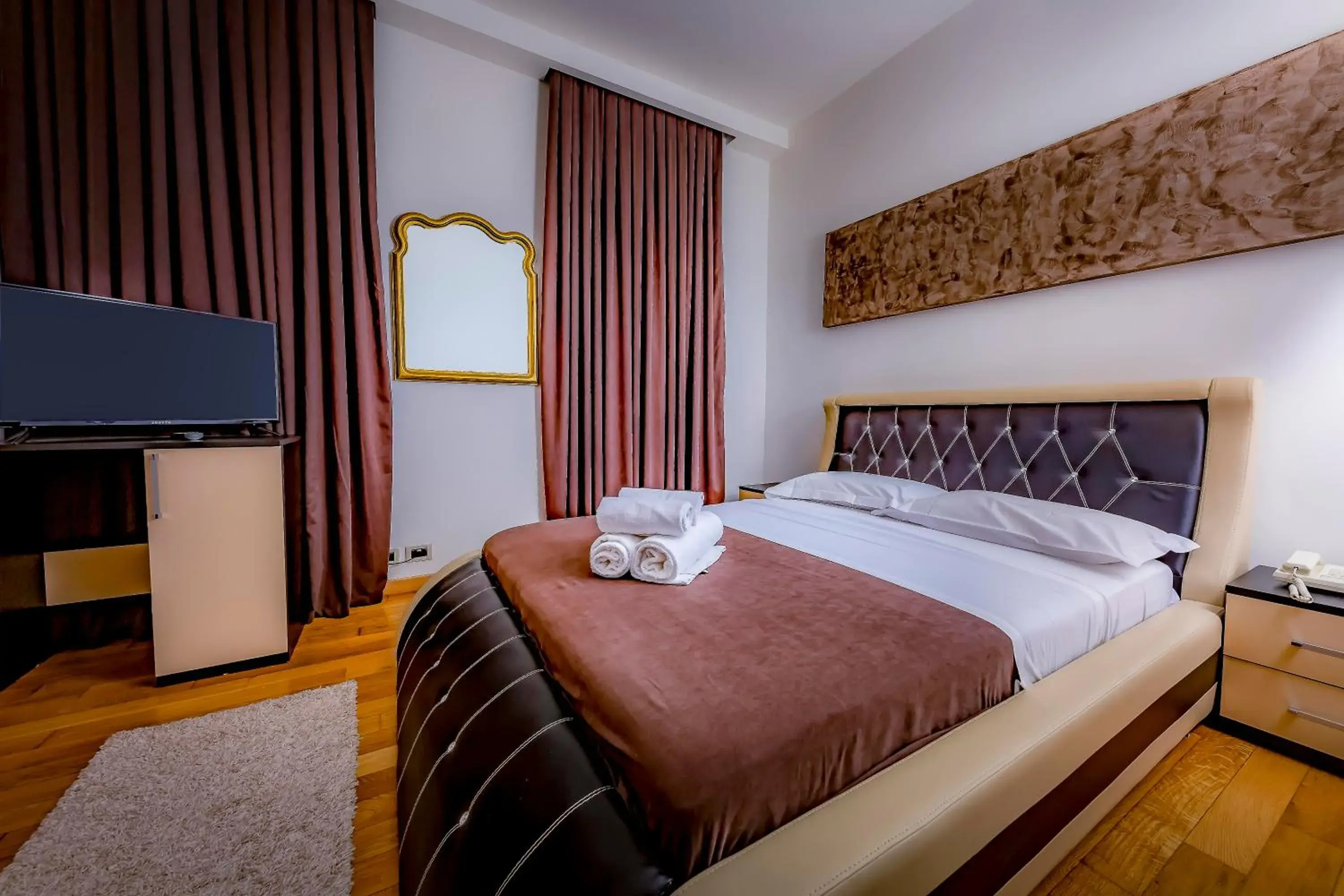 Communal lounge/ TV room, Bed in Hotel Trieste