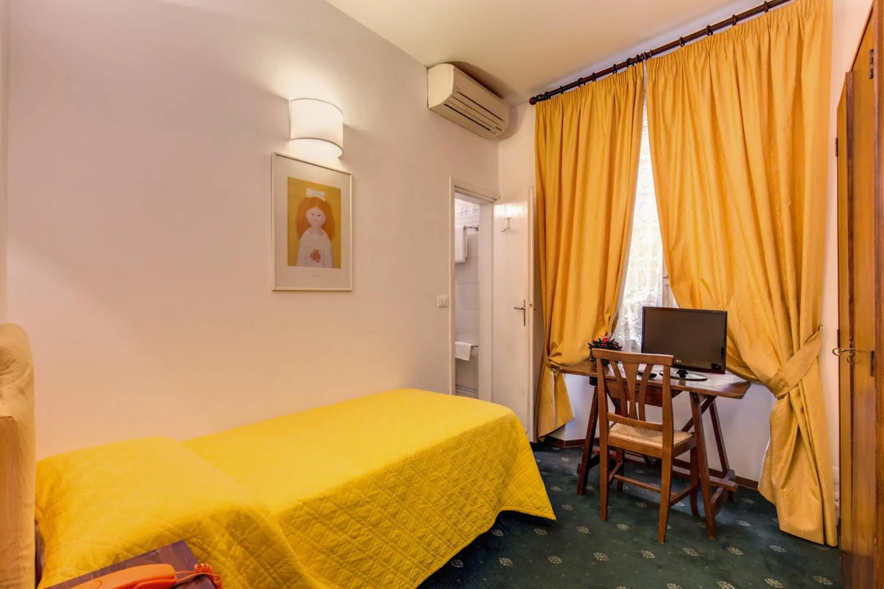 Photo of the whole room, Bed in Hotel Rex Photo of the whole room, Bed in Hotel Rex