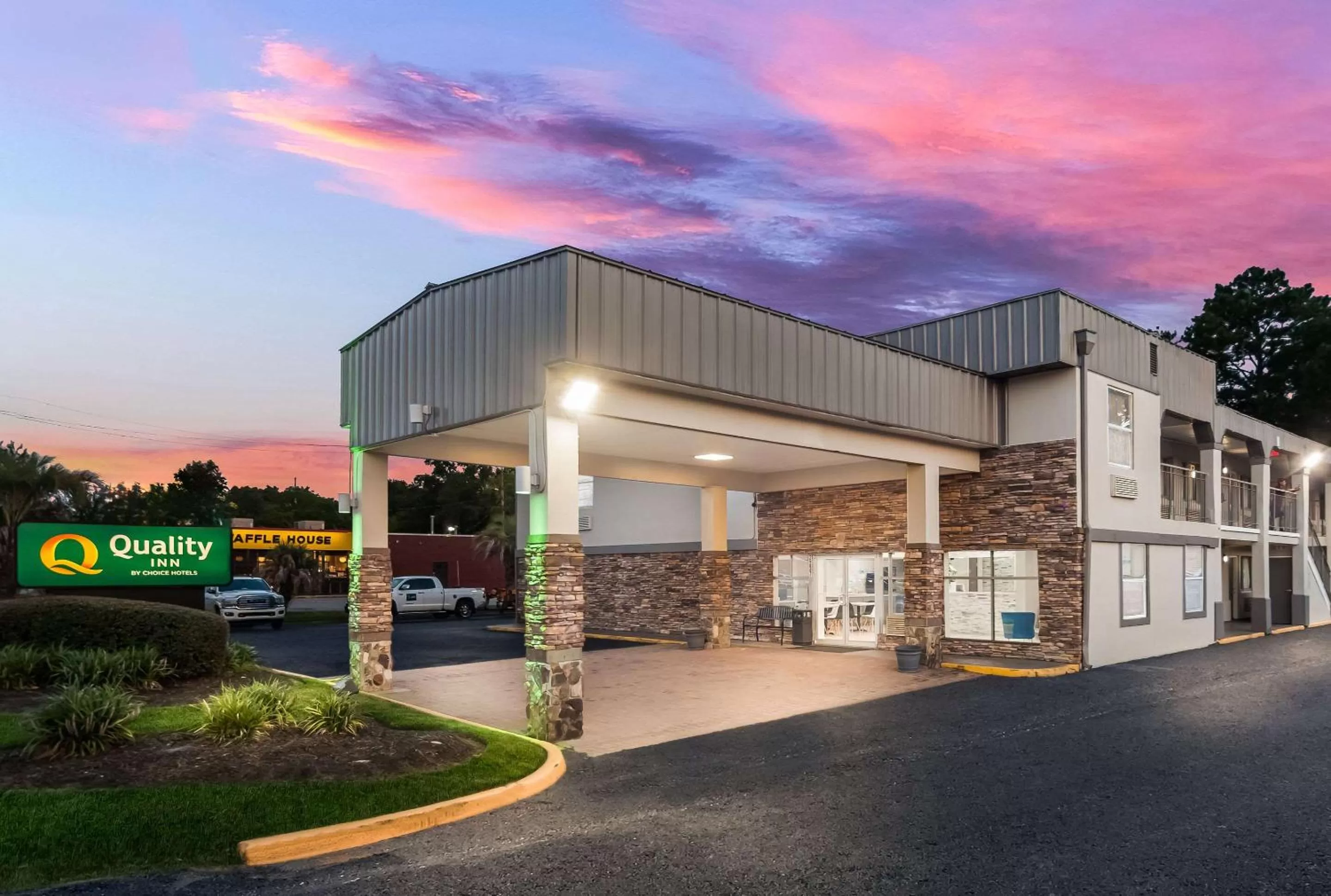 Property building in Quality Inn Charleston - West Ashley