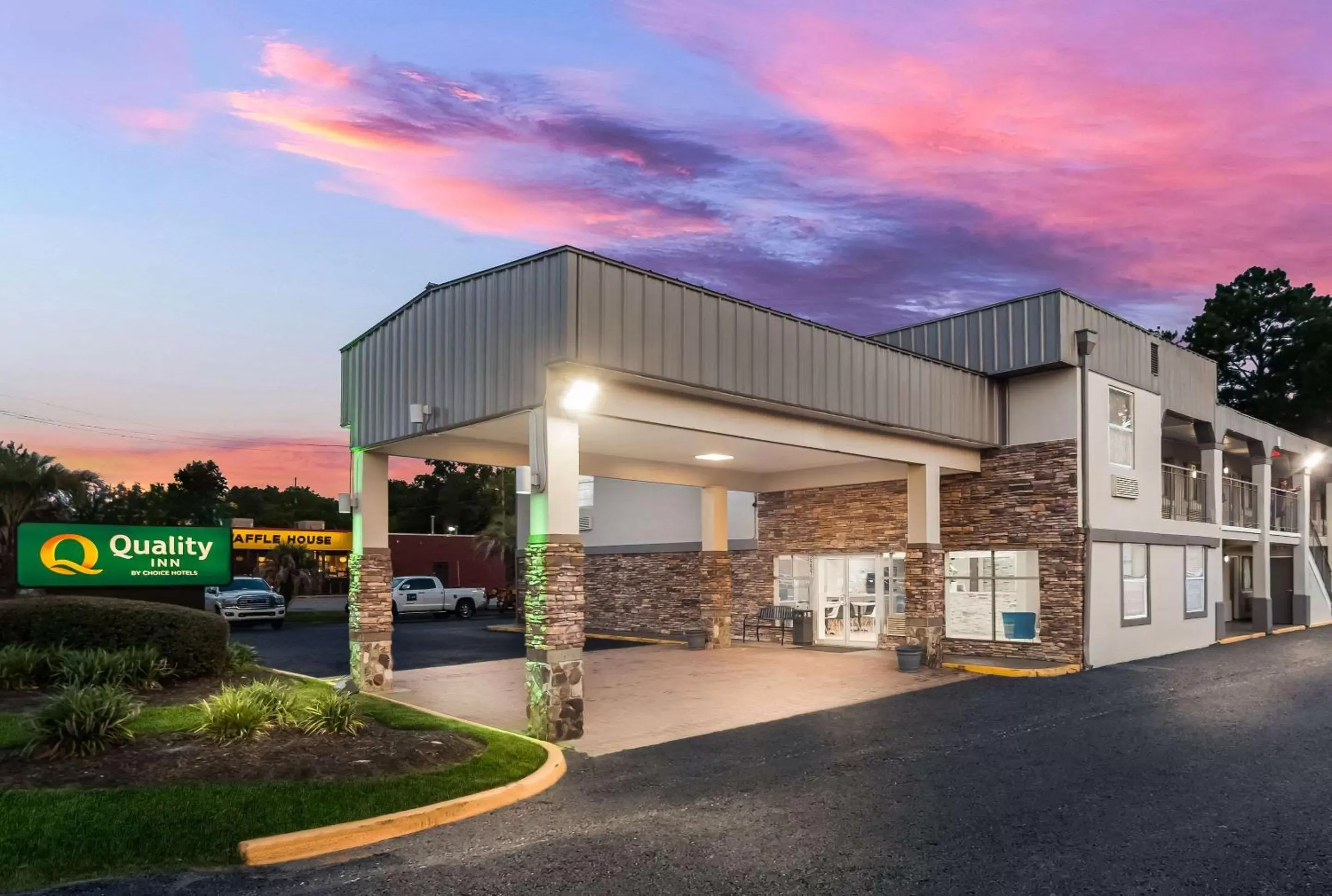 Property building in Quality Inn Charleston - West Ashley Property building in Quality Inn Charleston - West Ashley