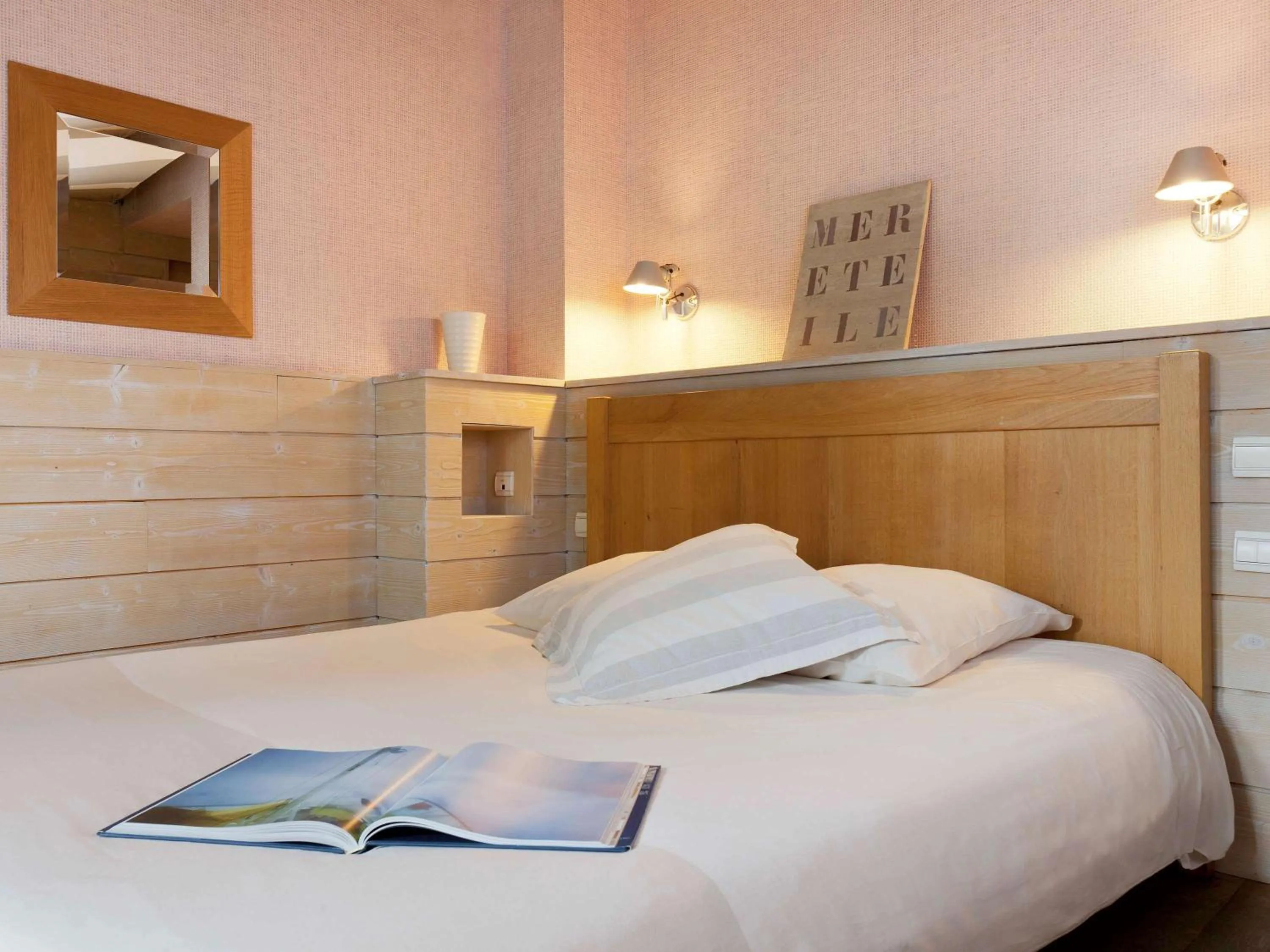 Photo of the whole room, Bed in Emeria Dinard Thalasso Spa