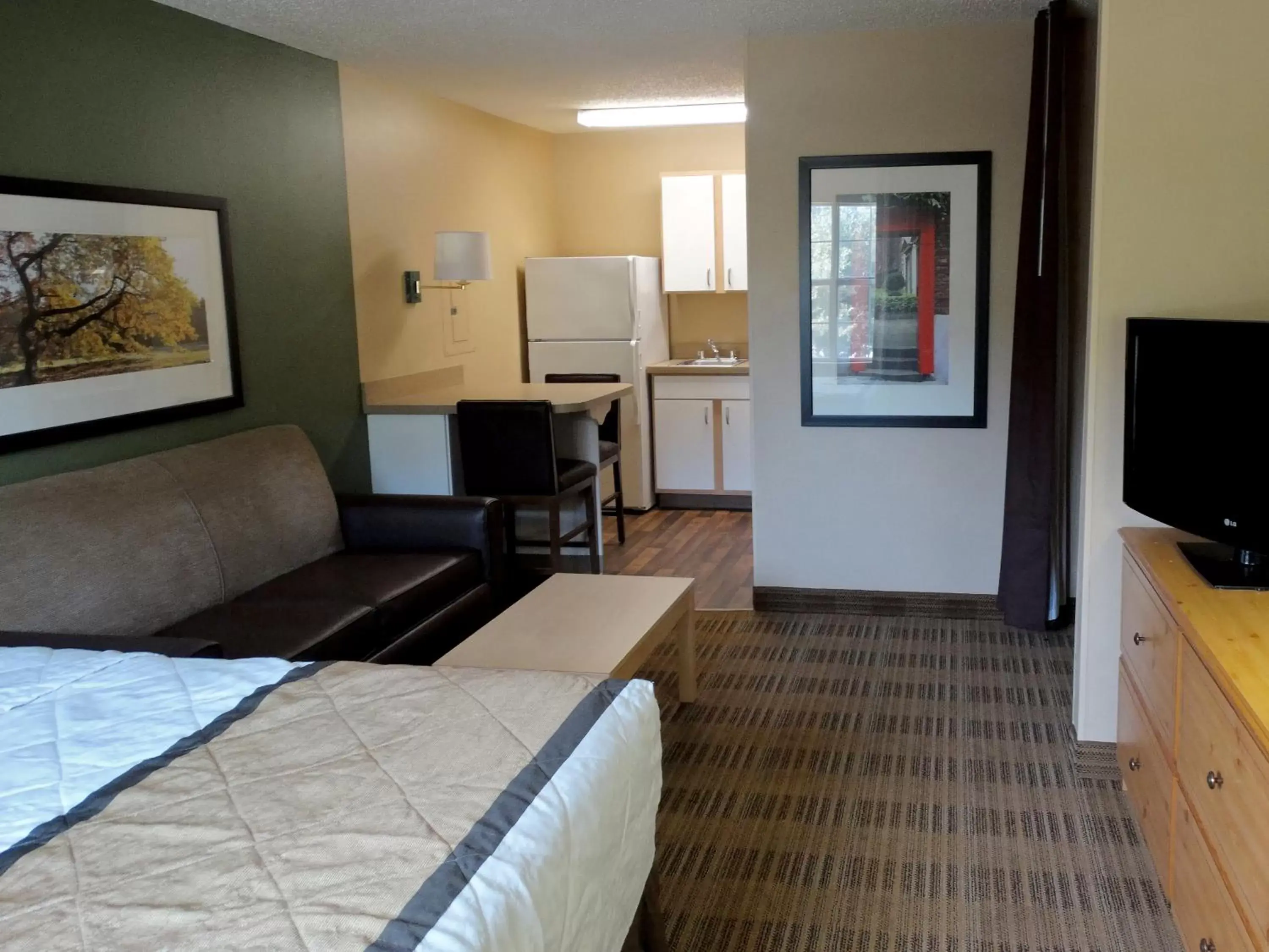 Bed, Seating Area in Extended Stay America Suites - Kansas City - Shawnee Mission