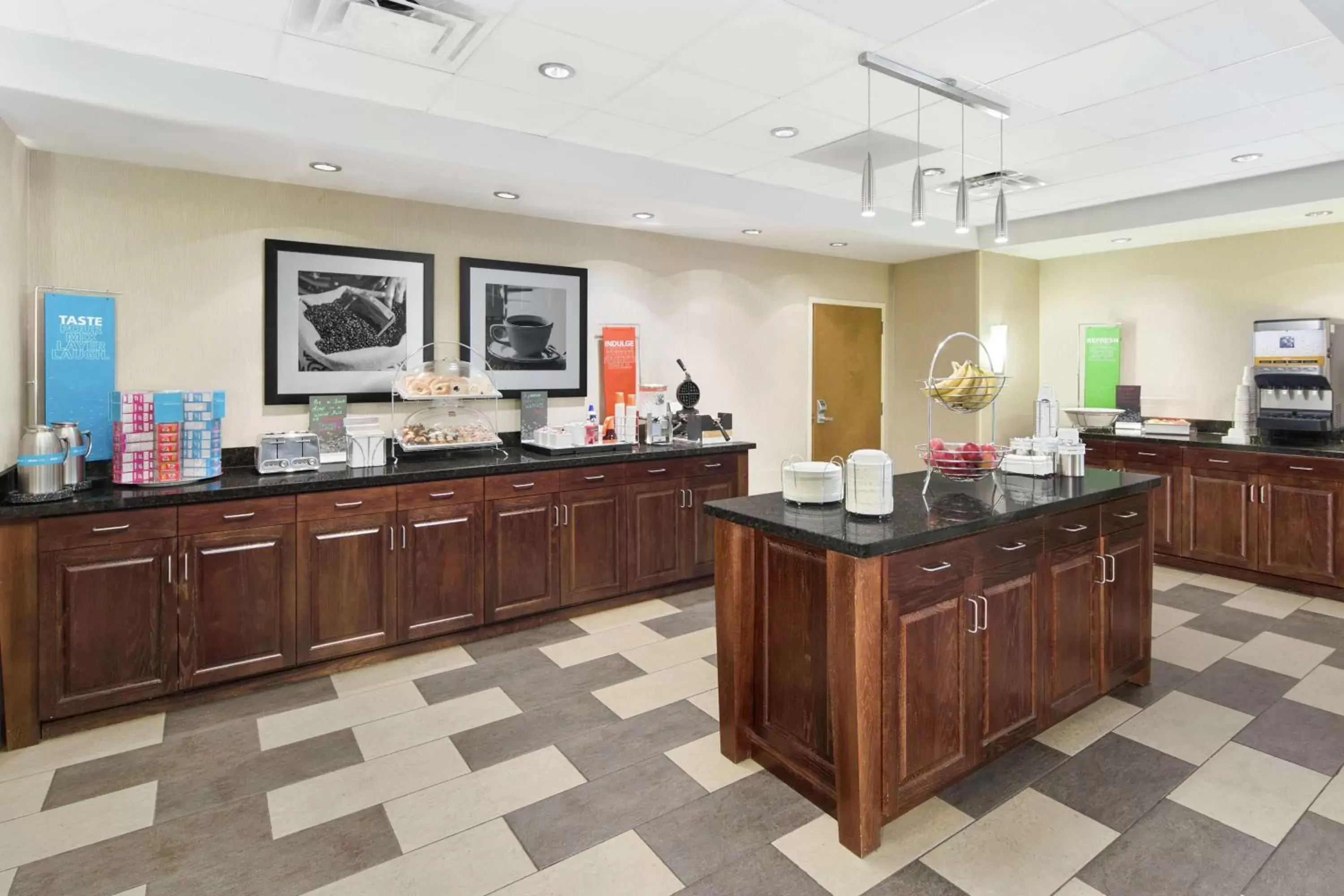 Dining area in Hampton Inn Columbus/South-Fort Benning