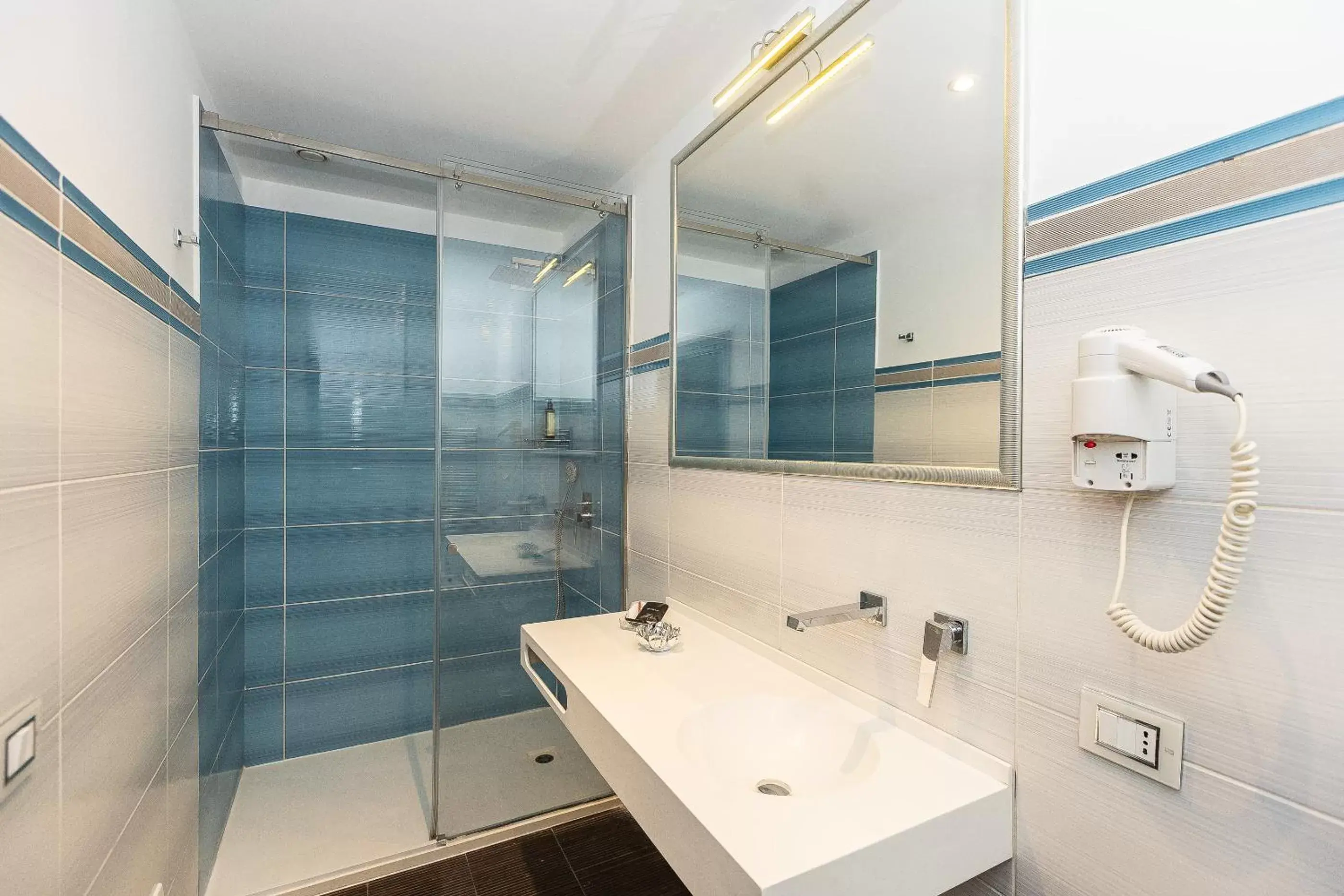 Shower, Bathroom in Hotel Castellino Roma