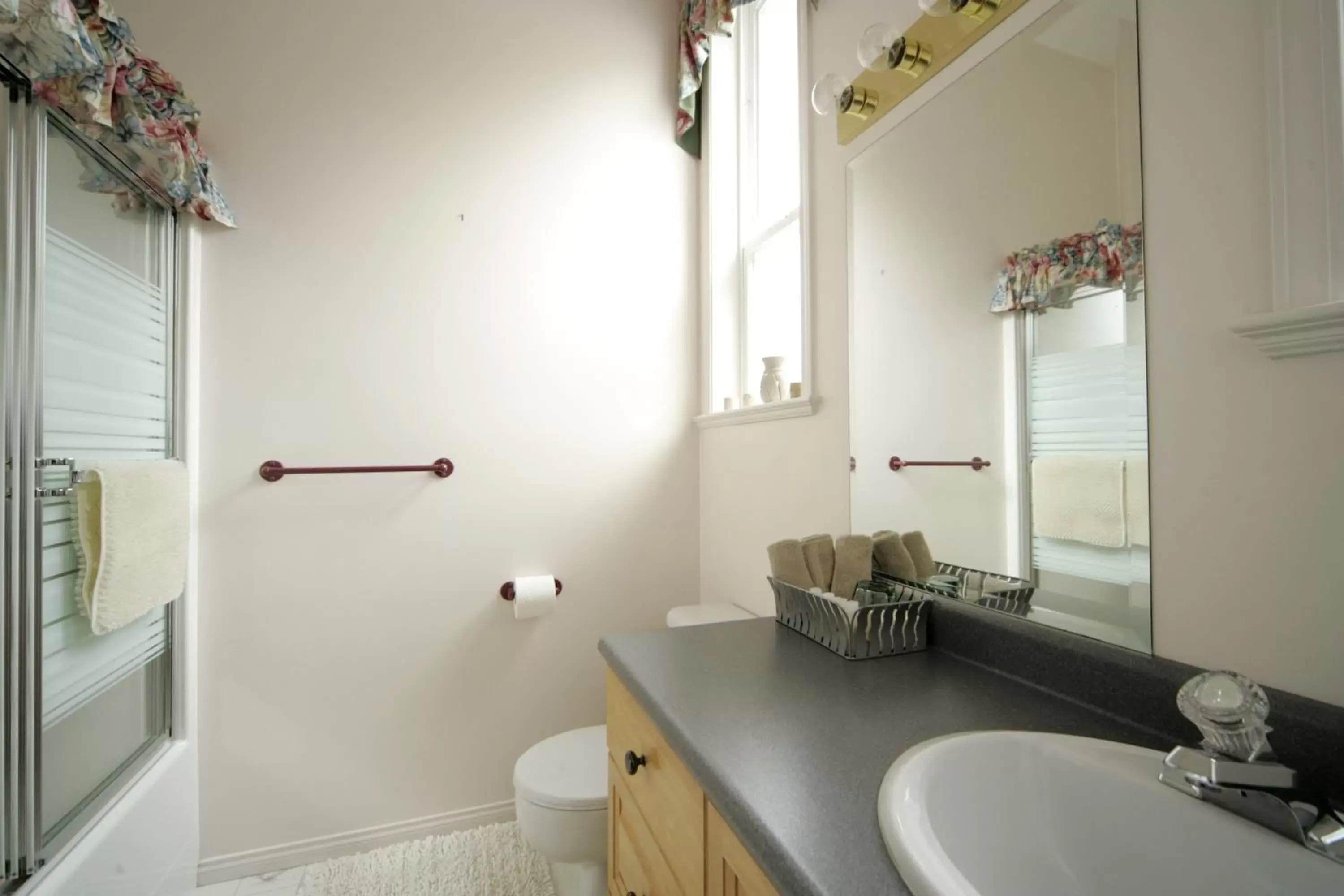 Shower, Bathroom in Hummingbird Guesthouse