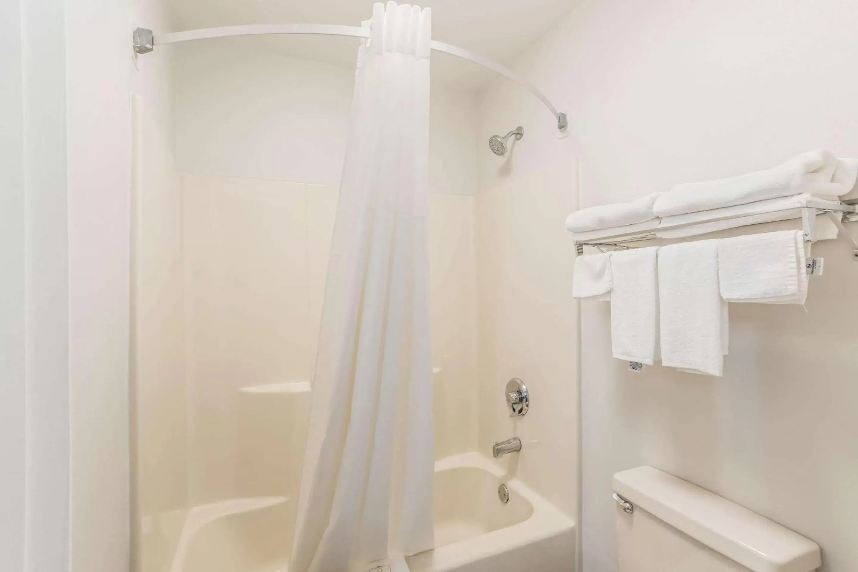 Bedroom, Bathroom in Quality Inn Gallatin-Nashville Metro
