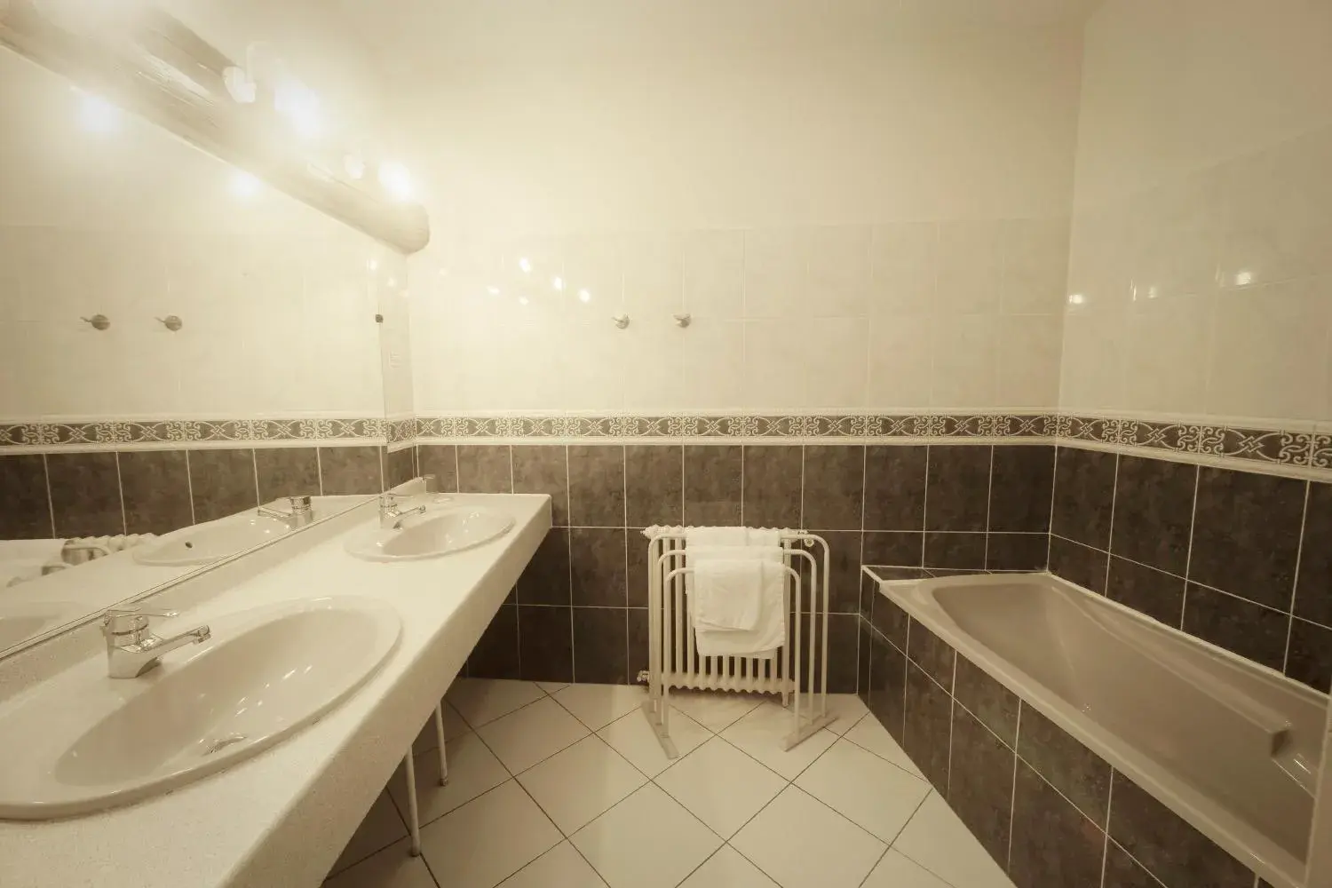 Bathroom in Hôtel Le Lons