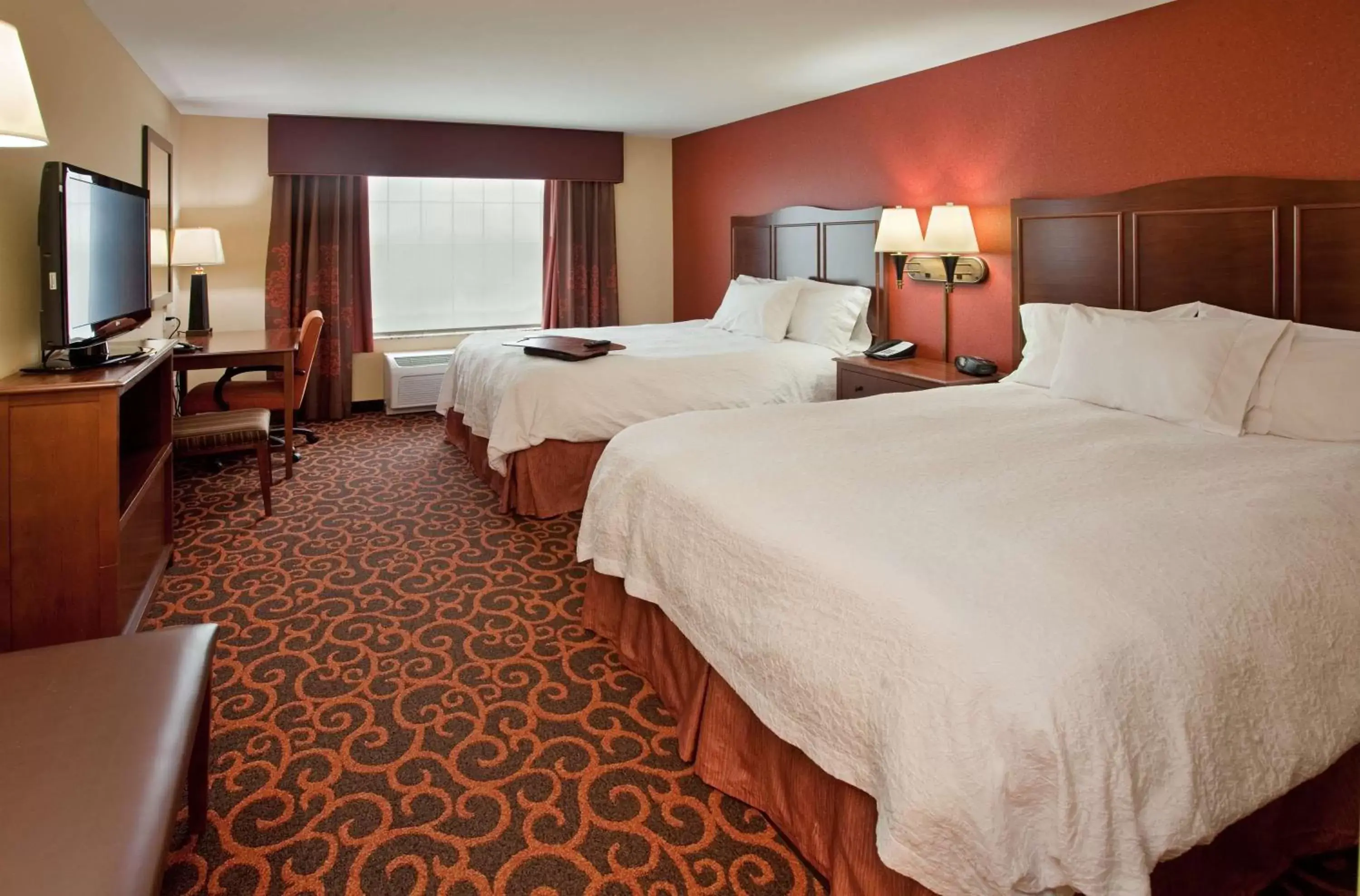 Bedroom, Bed in Hampton Inn & Suites Aberdeen